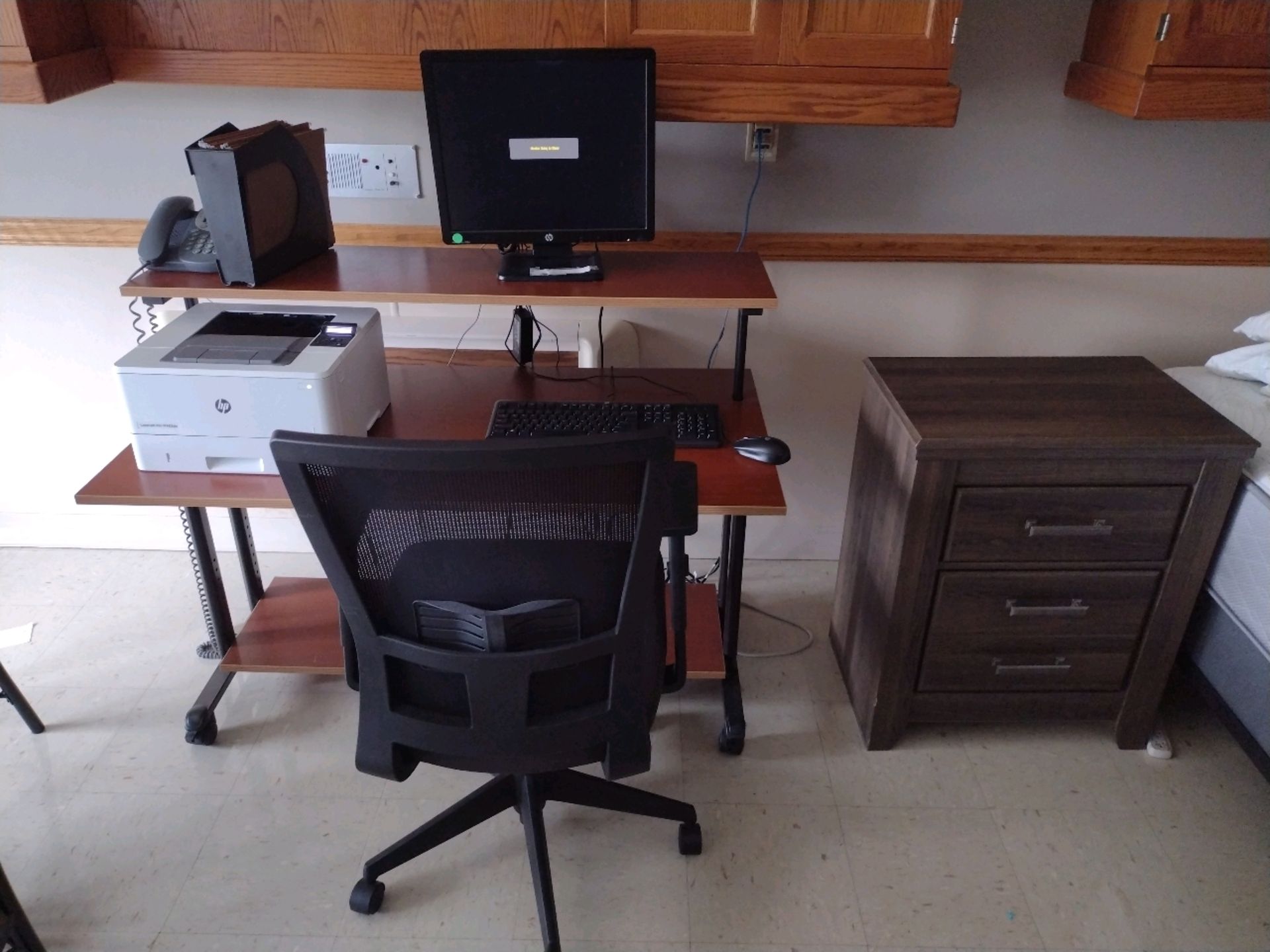 STAFF LOUNGE TO INCLUDE: DESK, TWIN BED, DINING TABLE, SOFA, REFRIGERATOR, 32" FLAT PANEL, PRINTER - Bild 3 aus 7