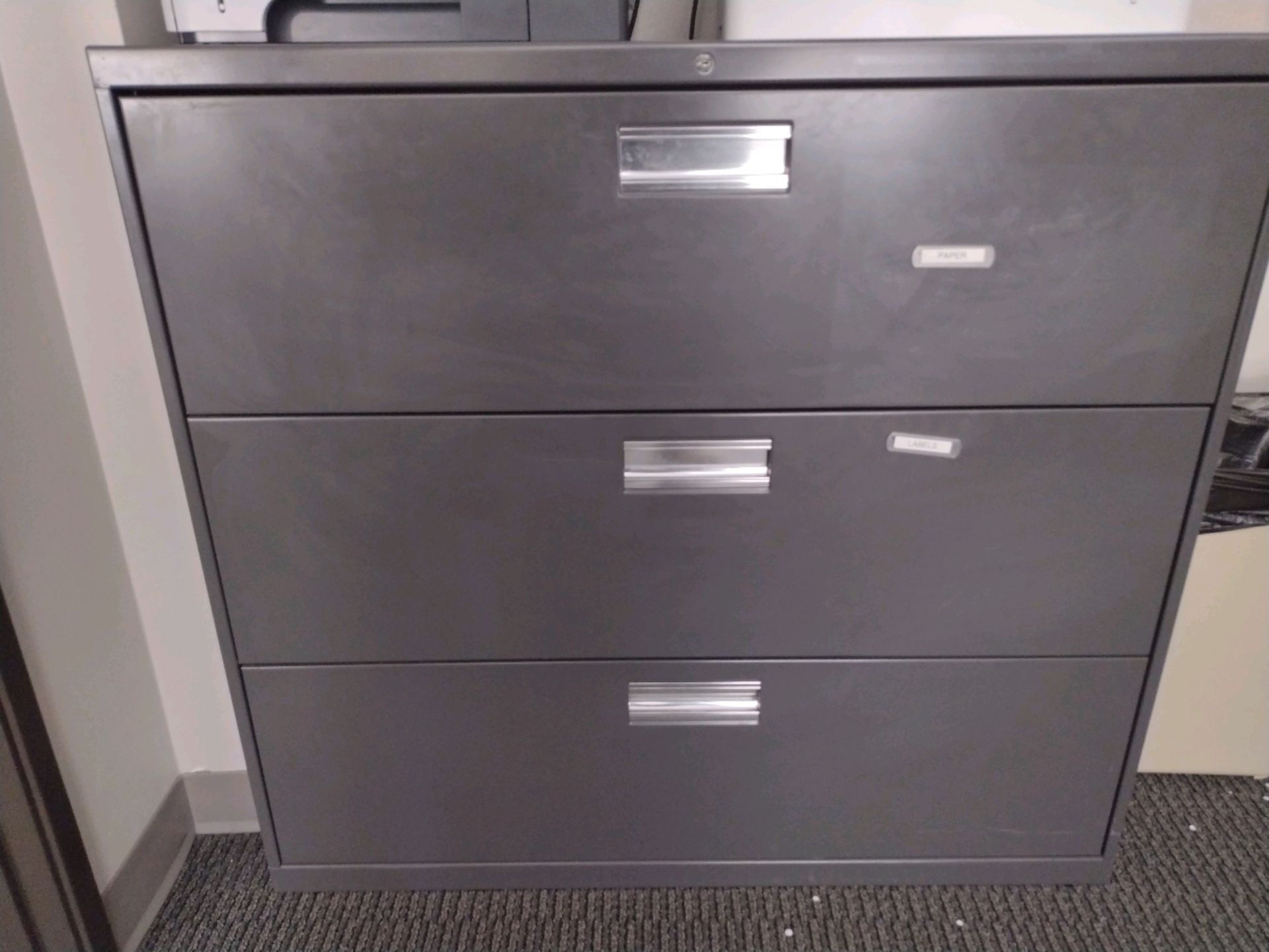 OFFICE TO INCLUDE: QTY. (2) DESKS WITH OVERHEAD STORAGE, CHAIRS, QTY. (4) FILE CABINETS, BULLETIN - Image 7 of 8