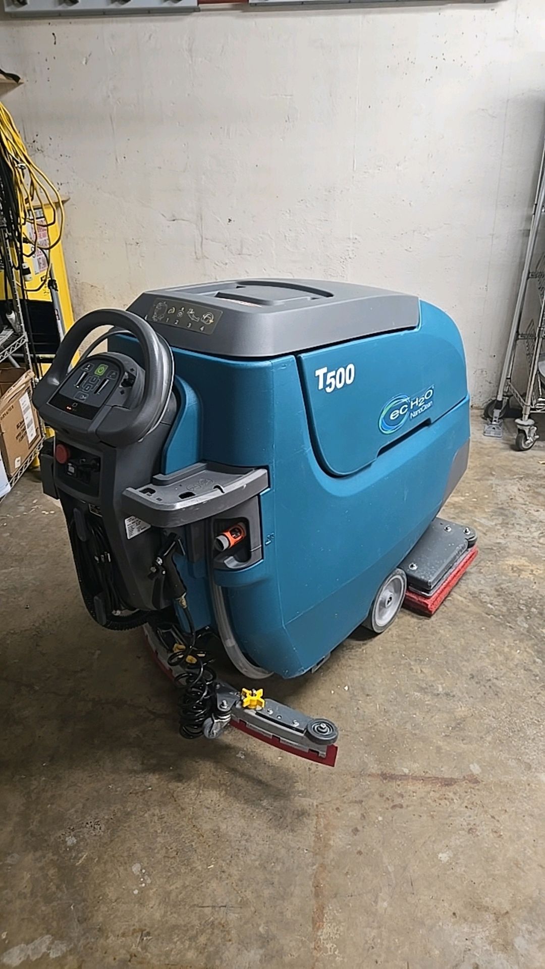 TENNANT T500 FLOOR SCRUBBER - Image 3 of 6