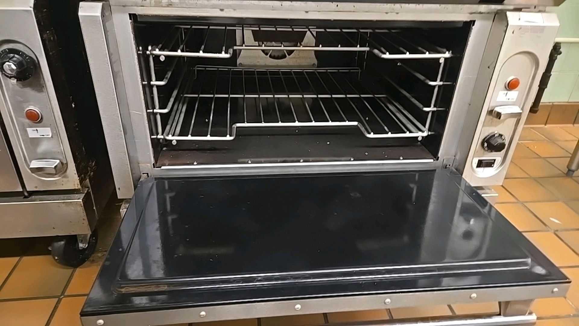 VULCAN/WOLF MODEL NO. VGM36C-500 36" GAS MANUAL RANGE WITH GRIDDLE TOP, OVEN ON WHEELS - Image 3 of 4