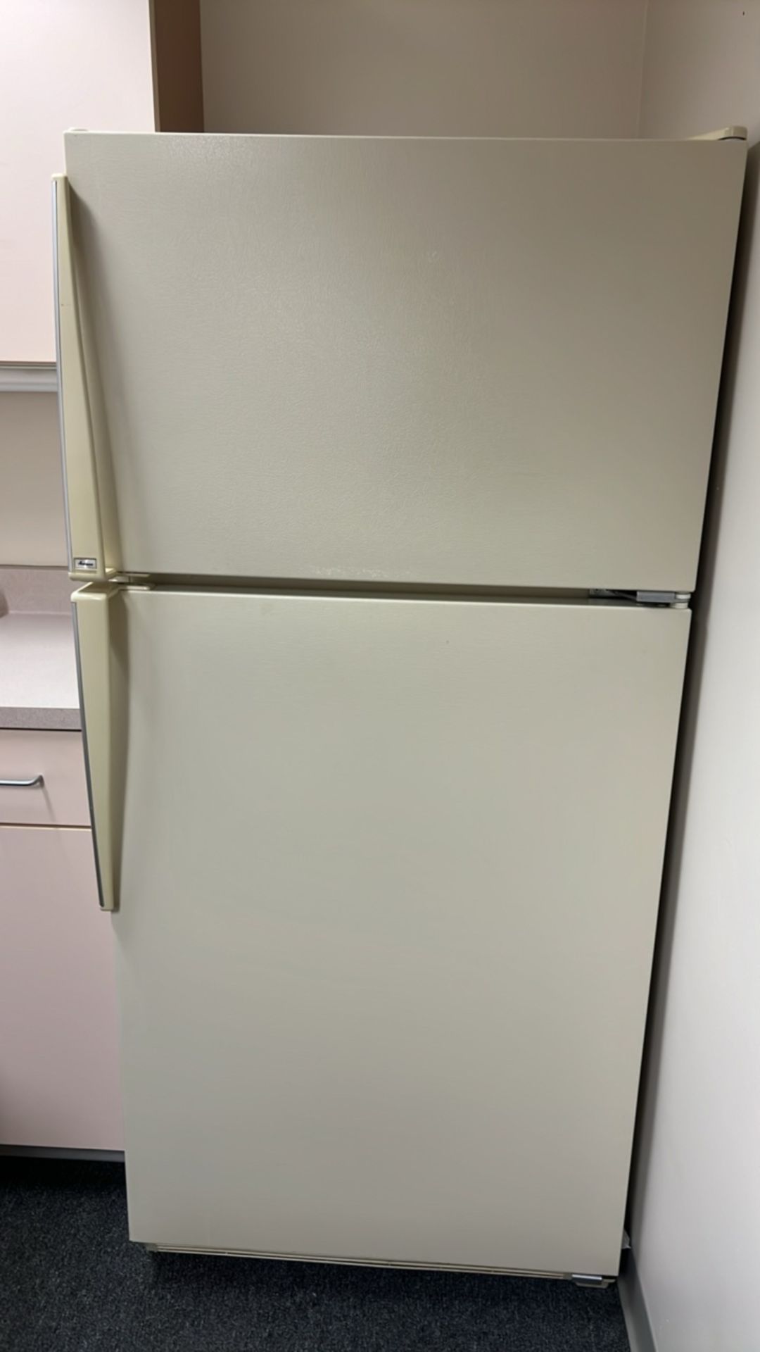 STAFF LOUNGE TO INCLUDE: AMANA HOUSEHOLD REFRIGERATOR/FREEZER, TABLES, CHAIRS, BULLETIN BOARD, - Image 2 of 4