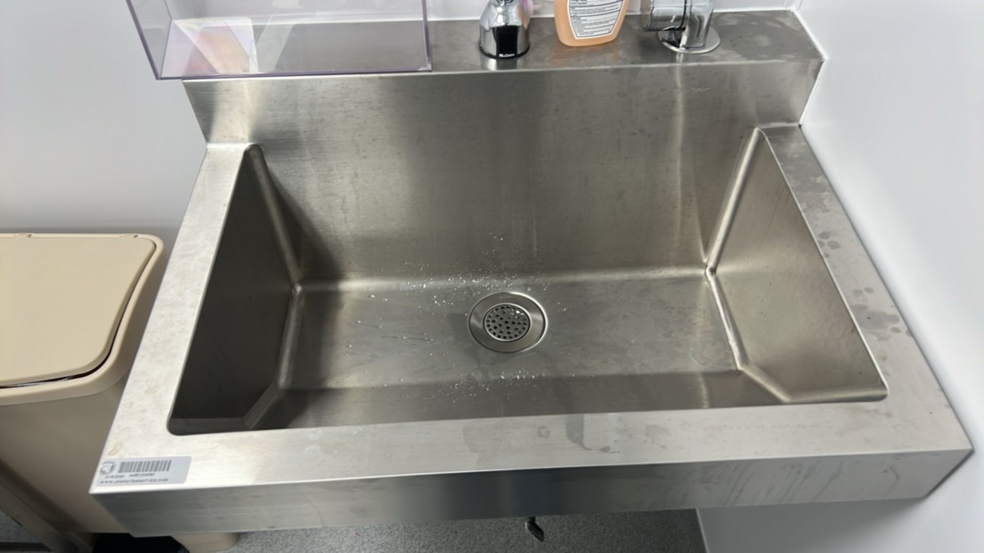 STAINLESS STEEL TOUCHLESS SINK WITH EYE WASH - Image 3 of 4