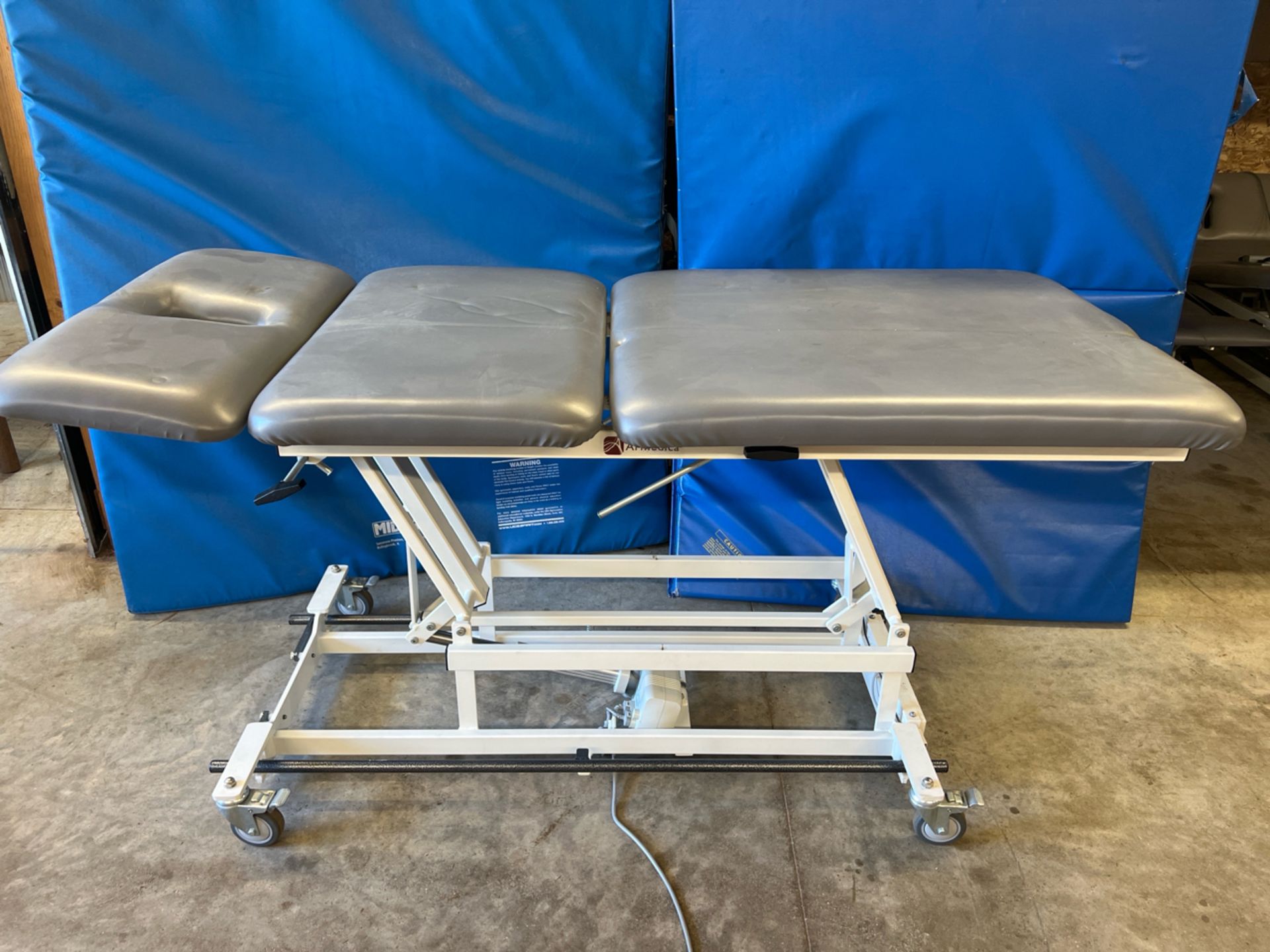 PERFORMA 81529030 POWER THERAPY TABLE WITH INTEGRATED FOOT CONTROL - Image 2 of 3