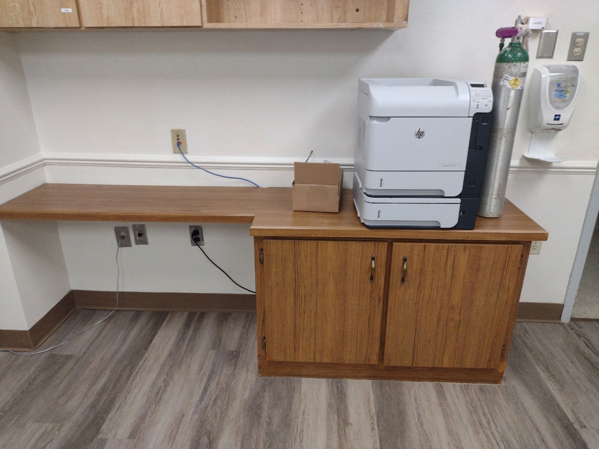OFFICE TO INCLUDE: DESK, 2- CHAIRS, TELEPHONE AND HP LASERJET M603 PRINTER - Image 3 of 5