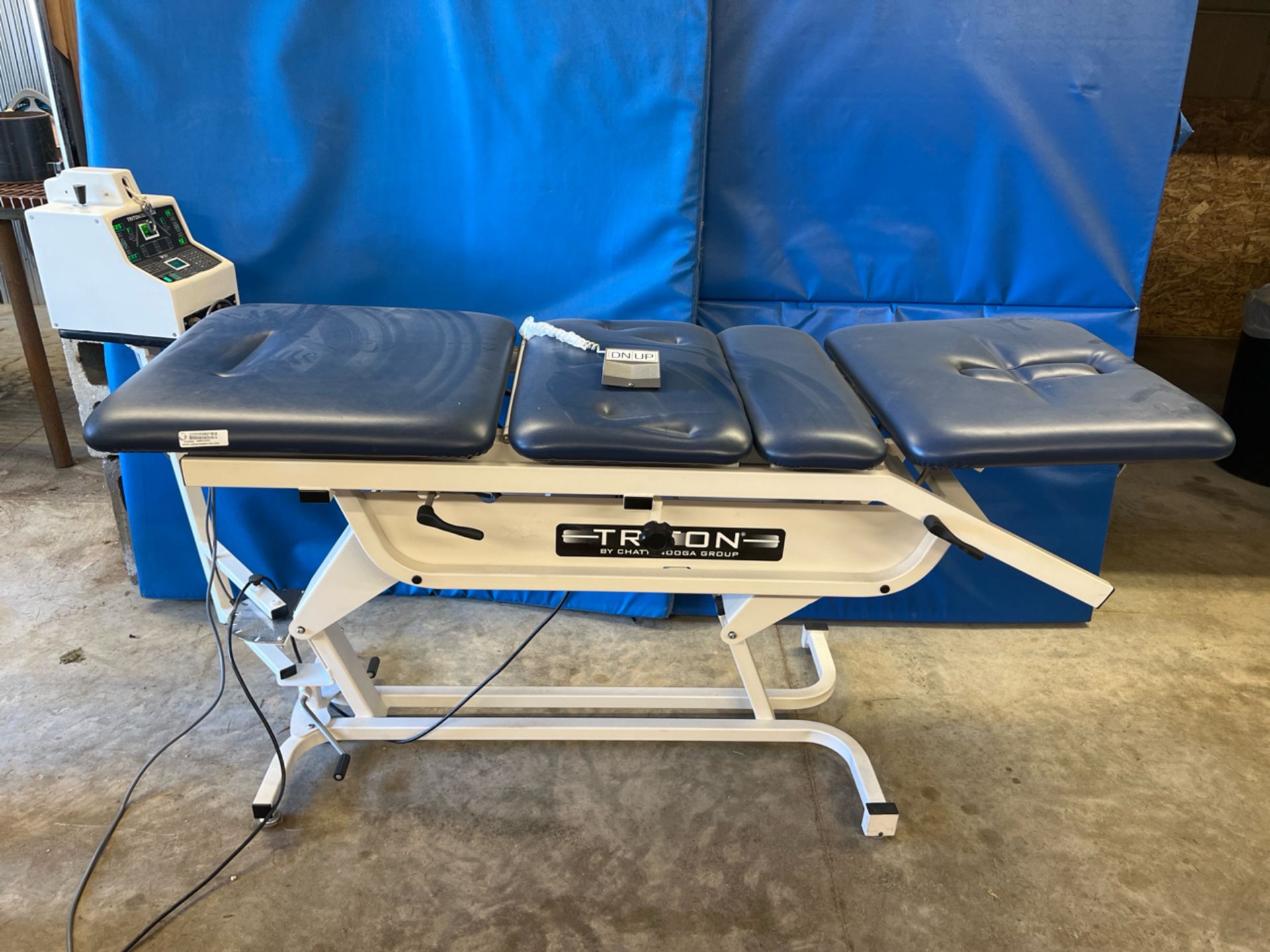 CHATTANOOGA TRITON, TRT-400 POWER THERAPY TABLE WITH TMOD. MP-1 TRACTION UNIT - Image 2 of 3