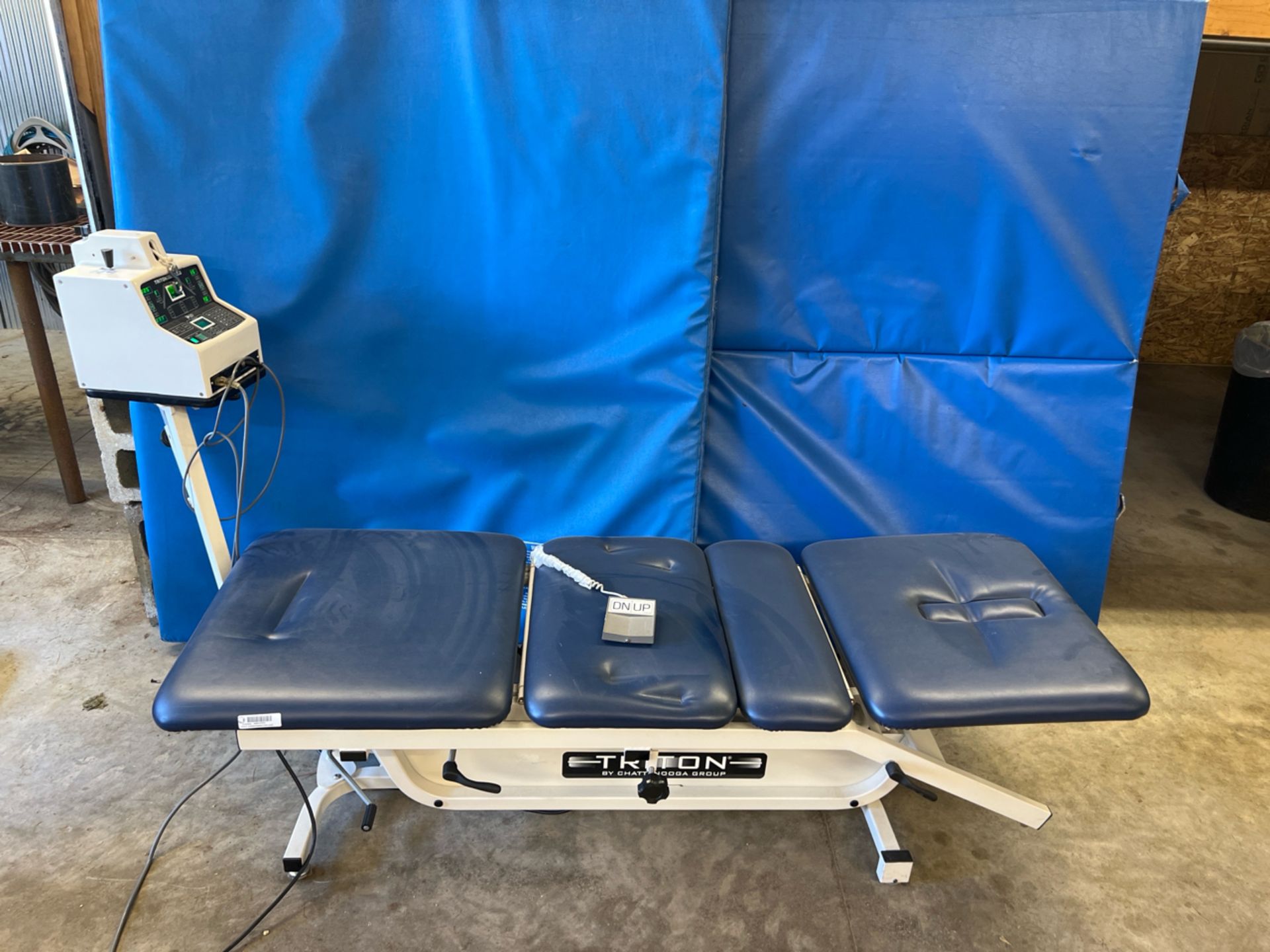 CHATTANOOGA TRITON, TRT-400 POWER THERAPY TABLE WITH TMOD. MP-1 TRACTION UNIT