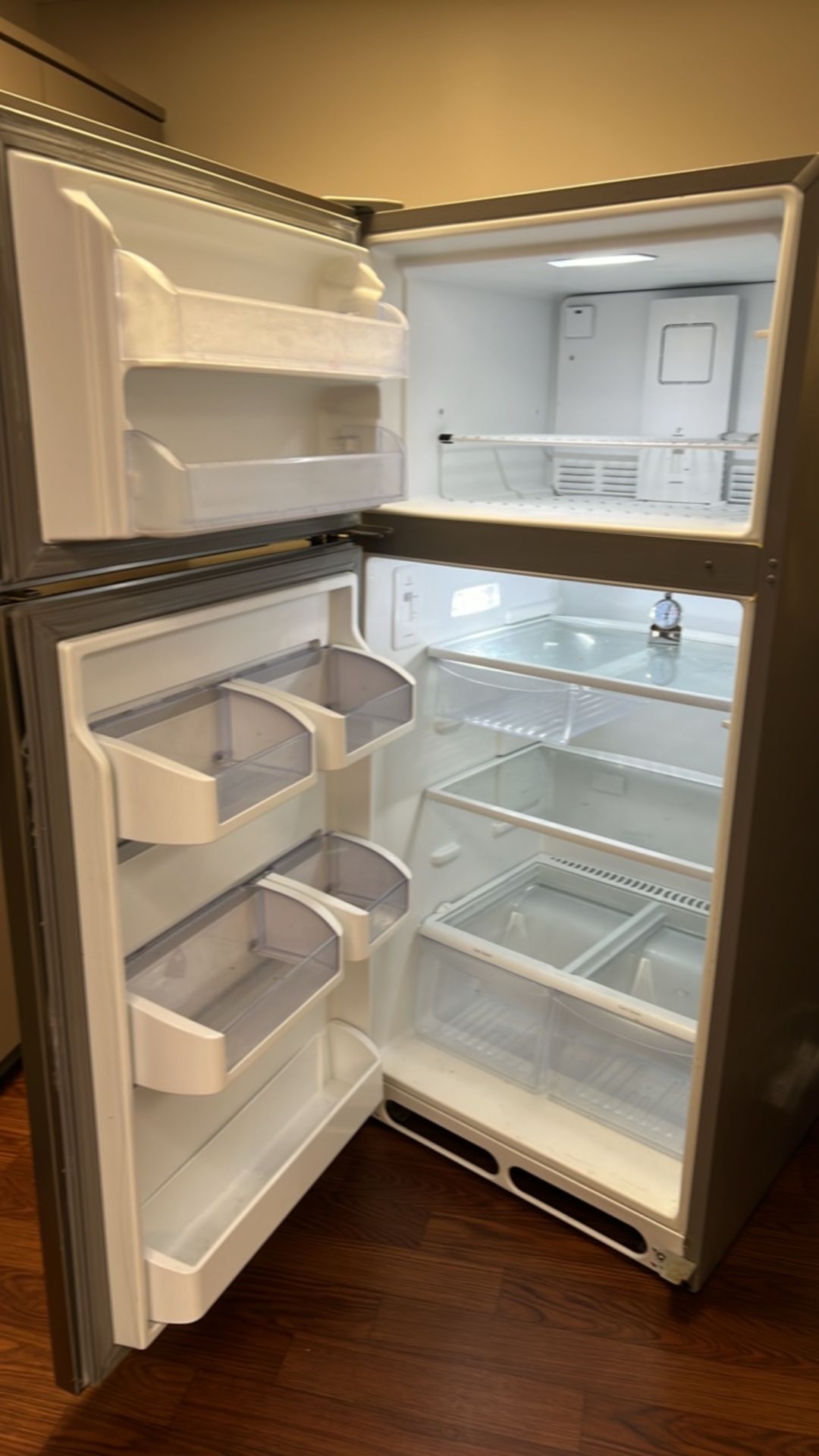 CONTENT OF ROOM TO INCLUDE: SCOTSMAN WATER AND ICE DISPENSER, FRIGIDAIRE REFRIGERATOR - Image 5 of 5