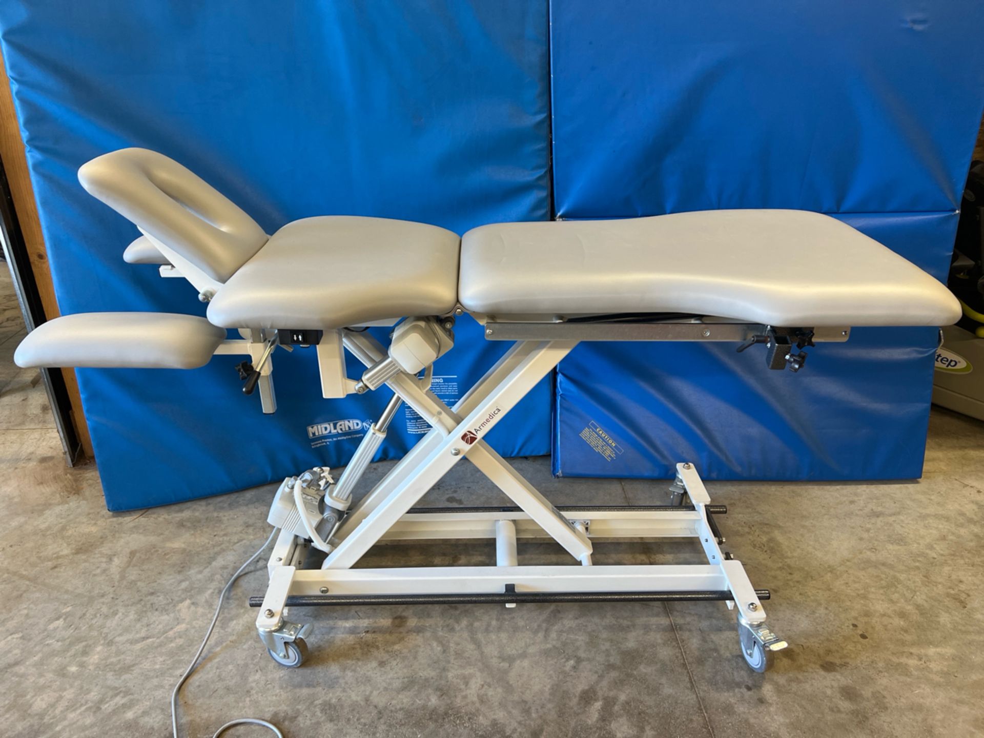 ARMEDICA 81551597 POWER THERAPY TABLE WITH INTEGRATED FOOT CONTROL - Image 2 of 3