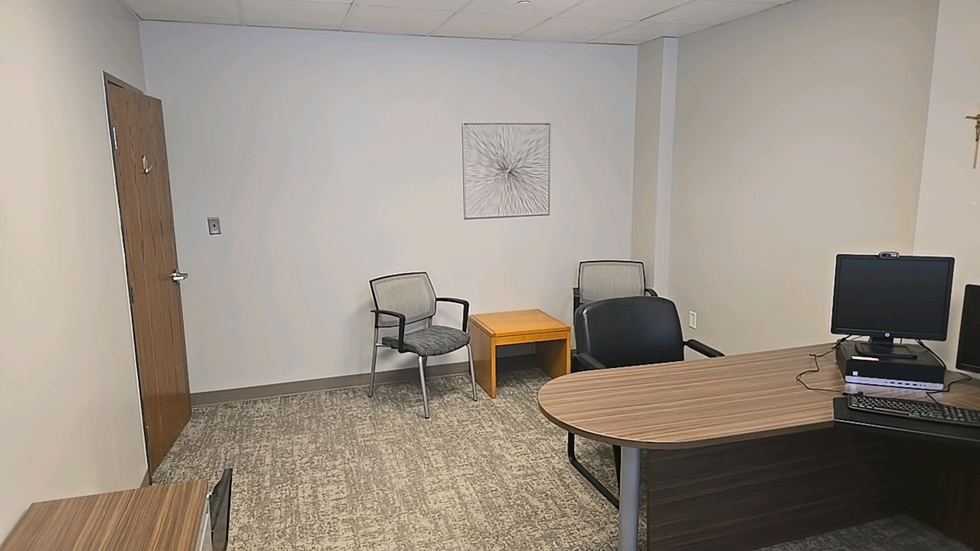 OFFICE TO INCLUDE: L-SHAPE DESK WITH OVERHEAD STORAGE, BULLETIN BOARD/ORGANIZER RACK, CHAIRS, TABLE, - Image 2 of 2