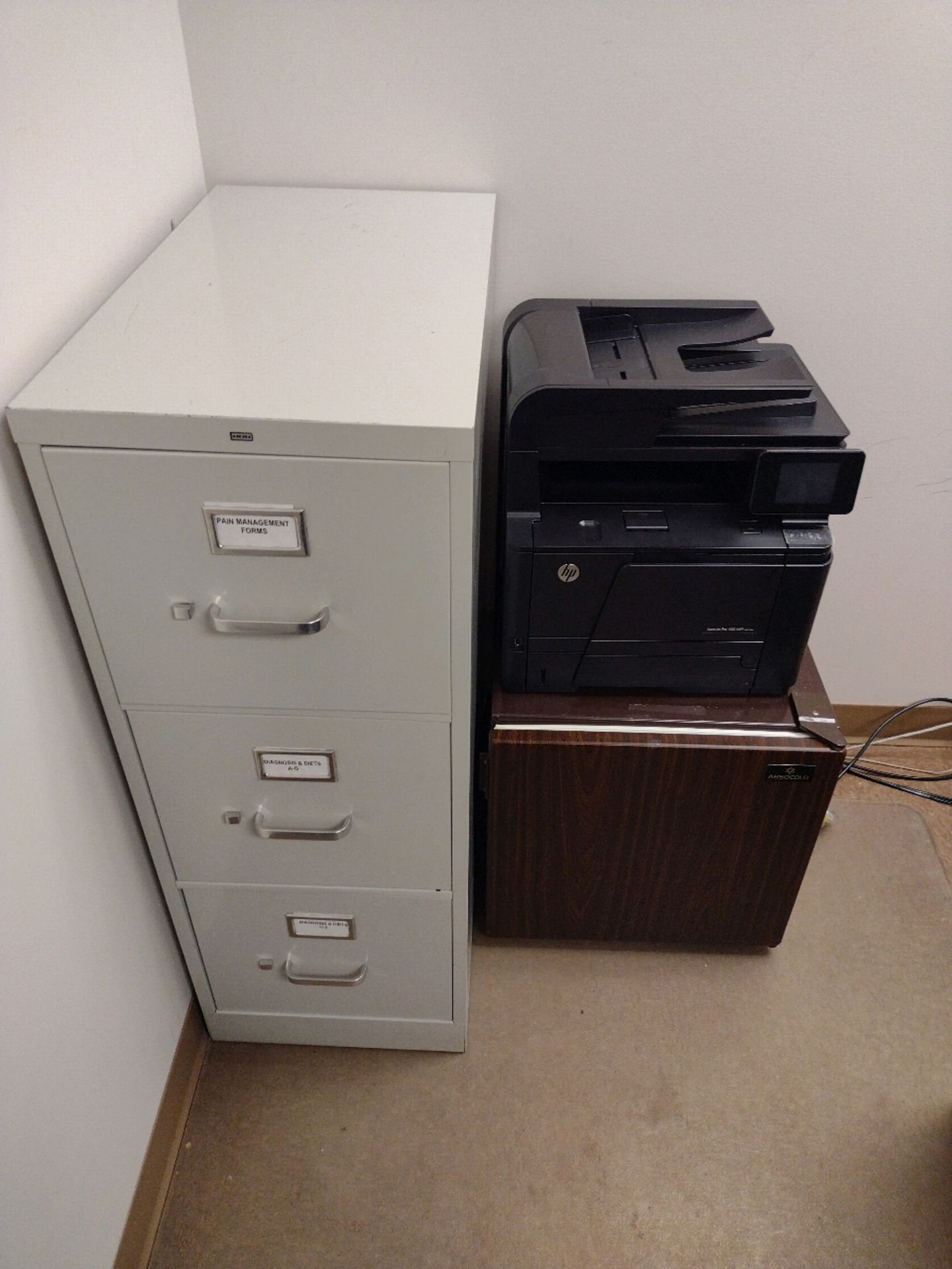 OFFICE TO INCLUDE: DESK WITH OVERHEAD STORAGE, FILE CABINET, 2 SIDE CHAIRS, HP LASERJET PRO - Image 3 of 4