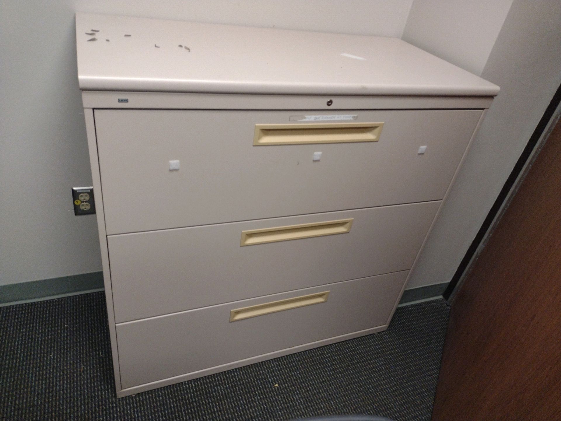 OFFICE TO INCLUDE: L-SHAPE DESK, BOOKSHELFS, FILE CABINET (IT EQUIPMENT NOT INLCUDED) - Image 4 of 6