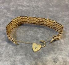 A 9ct Gold gate bracelet 22.8 grams £340-£380