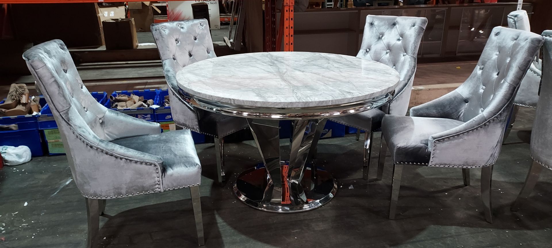 1 X ARTURO ROUND MARBLE TOP DINING TABLE WITH 4 SILVER VELVET BUTTONED BACK CHAIRS ( DIAMETER 130 CM
