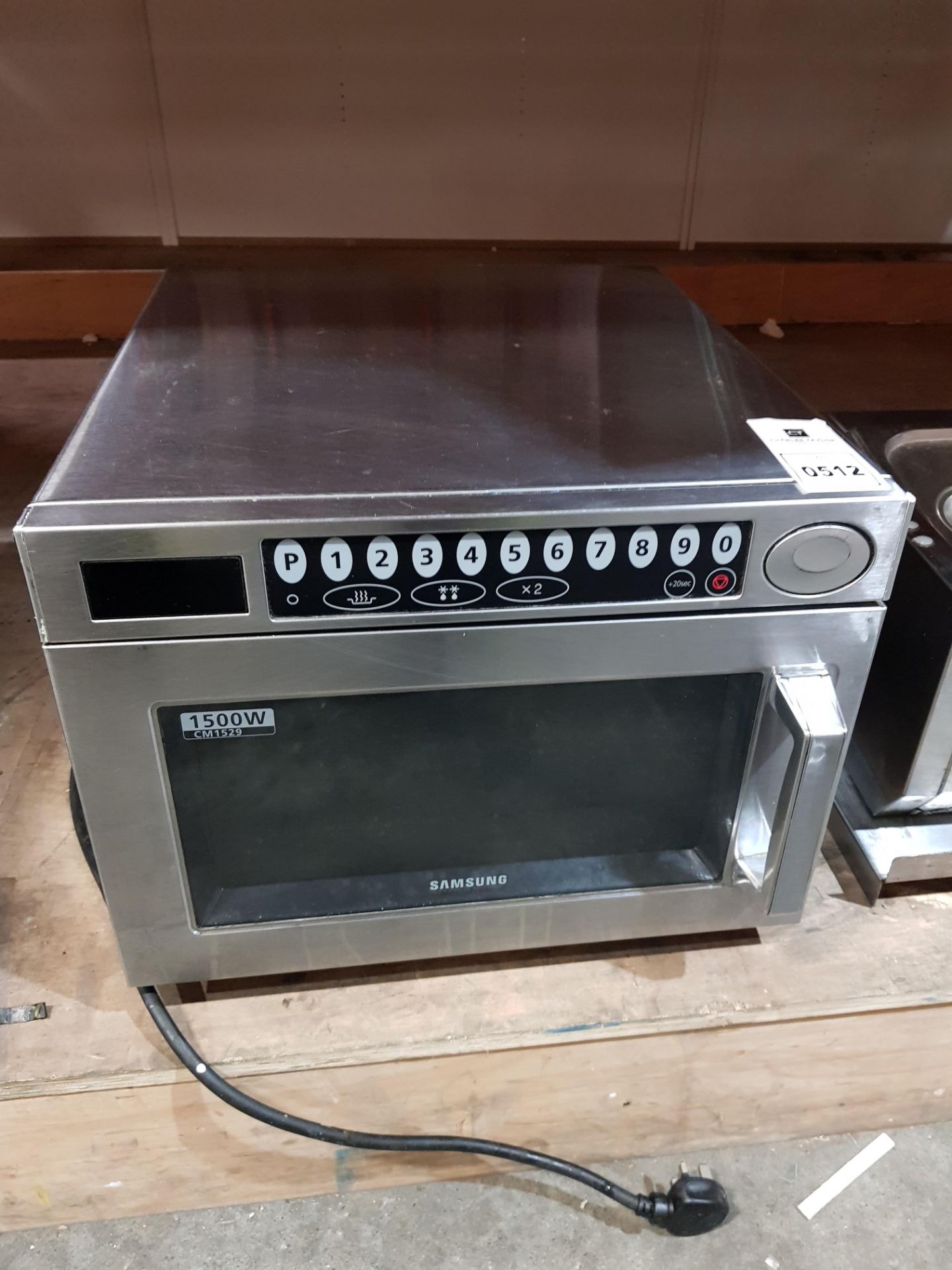 1 X SAMSUNG 230V MICROWAVE OVEN FOR COMMERCIAL KITCHEN USE (NOTE HAS SOME MARKS AND SCRATCHES)
