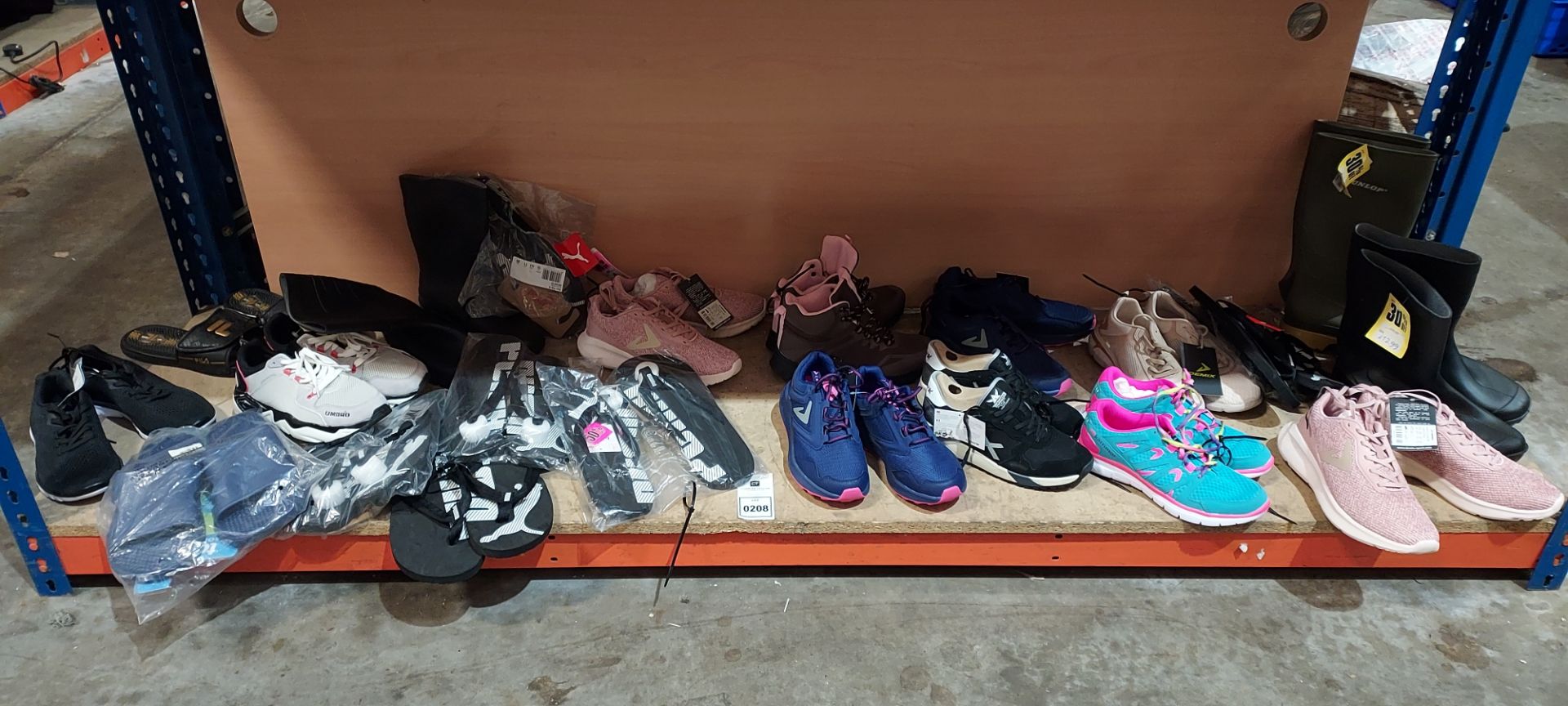 21 X BRAND NEW MIXED SHOES LOT TO INCLUDE PUMA SANDALS - DUNLOP WELLIES - UMBRO TRAINERS - STUDIO