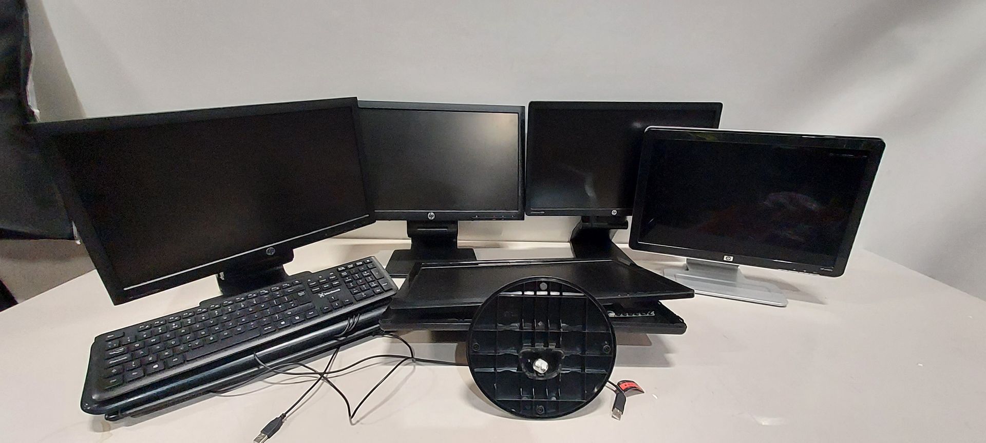 9 X PIECES 4 HP COMPUTER MONITORS AND ONE LG MONITOR BROKEN USE FOR SPARE PARTS , 4 KEYBOARDS