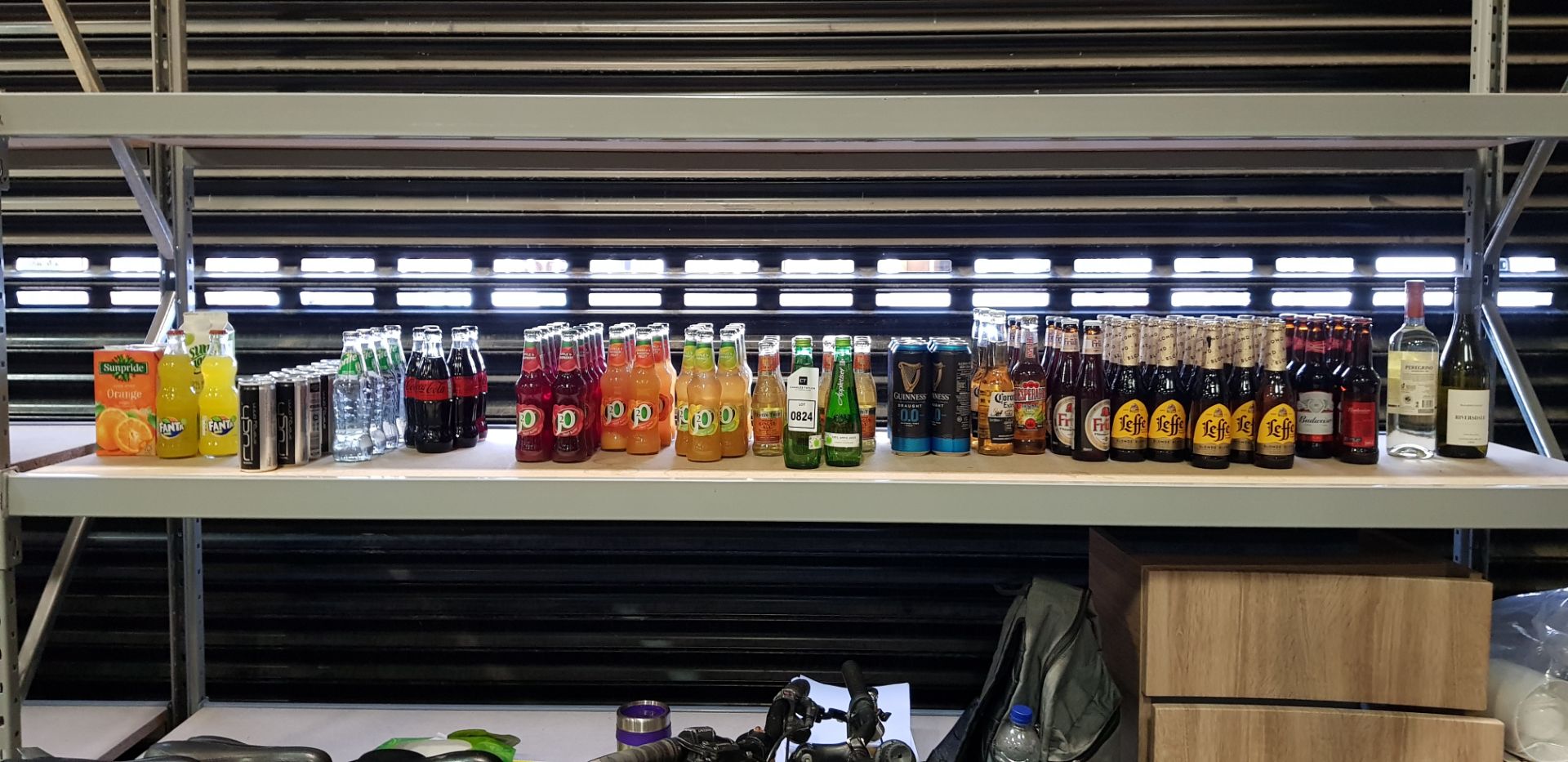 80 + MIXED DRINKS LOT CONTAINING BUDWISER 330ML BOTTLES / LEFFE 330 ML BOTTLES / CORONA EXTRA 330 ML