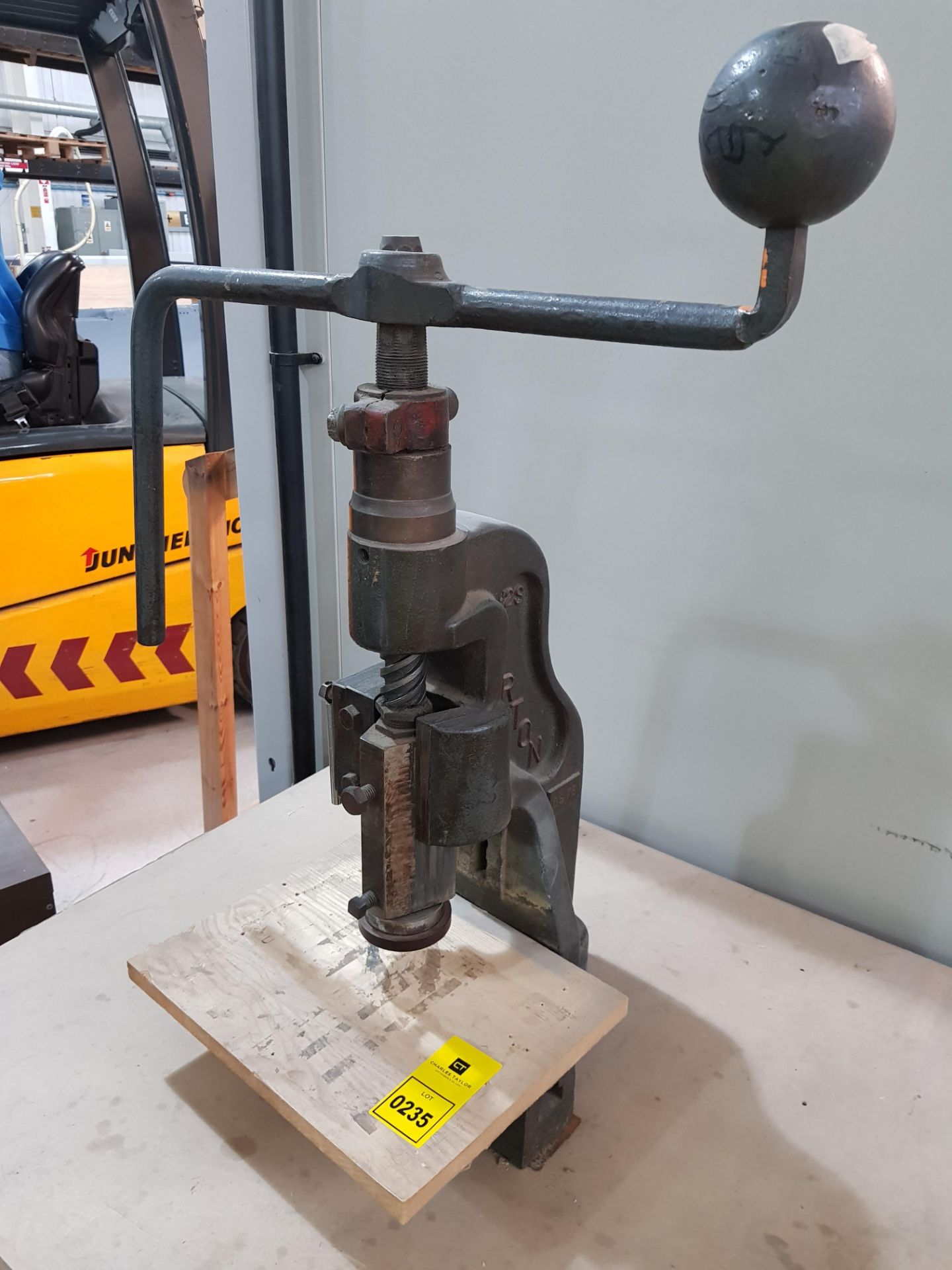 1 X NORTON NO 25 D576 MANUAL STEEL PRESS. (ASSETS LOCATED IN DENTON, MANCHESTER. VIEWING STRICTLY BY