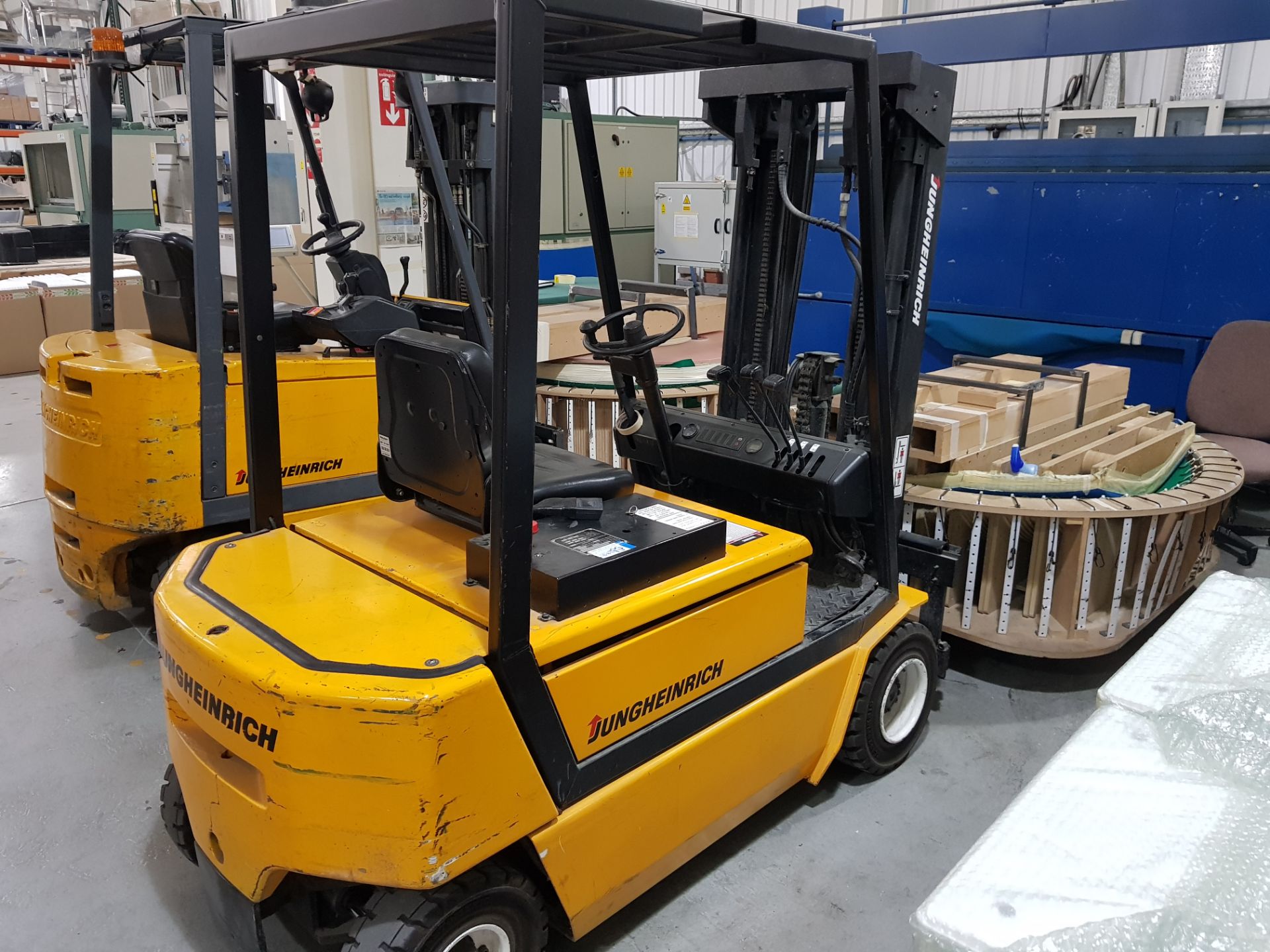 JUNGHEINRICH EFG - V20GE 115 - 425DZ ELECTRIC FORK LIFT TRUCK (9803972/003) (1998) WITH CHARGER ( - Bild 4 aus 6