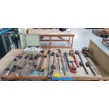 24 MIXED LOT TO INCLUDE - 15 X FORGE STEEL CLAMPS, VARIOUS STEEL WRENCHES, PIPE BENDER & VARIOUS