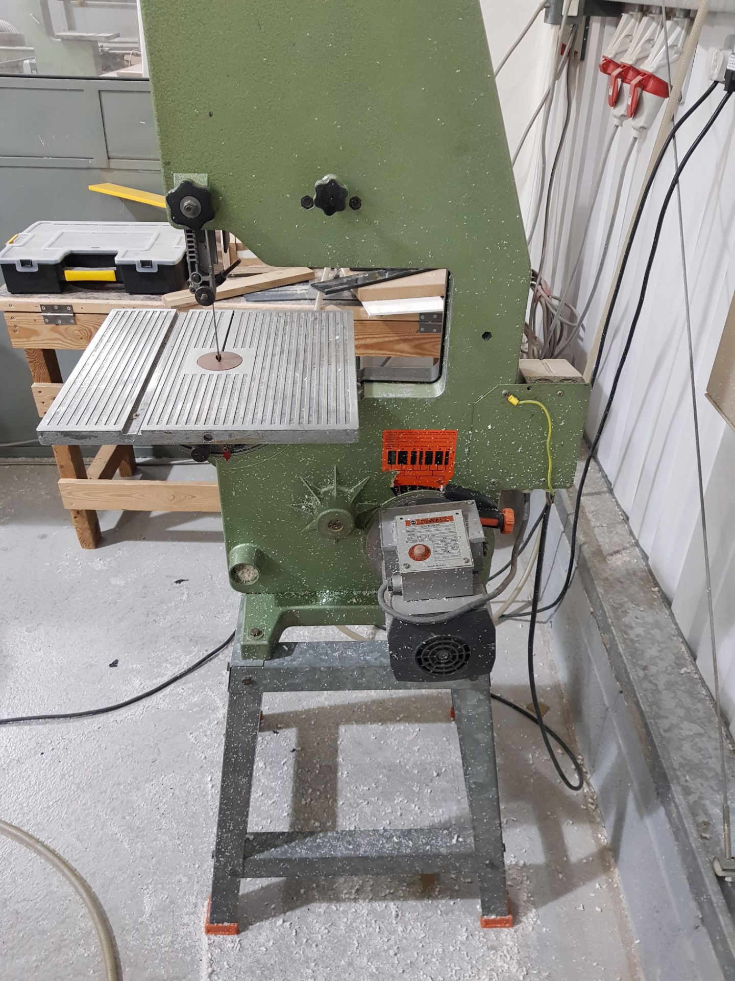 DEWALT BS/1310 PEDESTAL VERTICAL BANDSAW (ASSETS LOCATED IN DENTON, MANCHESTER. VIEWING STRICTLY - Bild 3 aus 4