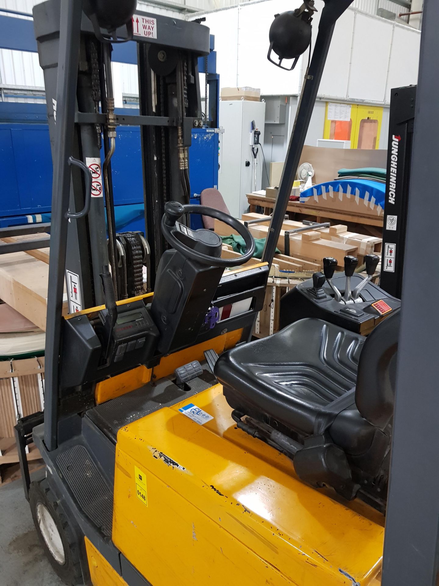 JUNGHEINRICH CB2000 ELECTRIC FORK LIFT TRUCK 4350MM (890100) SWL 2000KG WITH CHARGER (ASSETS LOCATED - Image 2 of 5