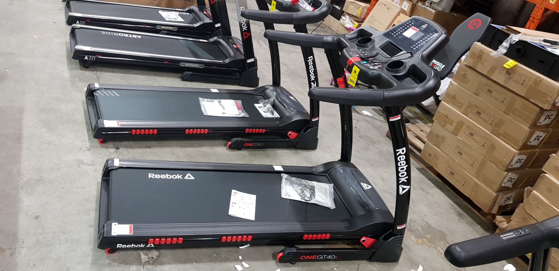 1 X REEBOK ONE GT40S TREADMILL - INCLUDES ATTACHMENTS AND LUBE OIL ( FULLY WORKING - TESTED ) - 36