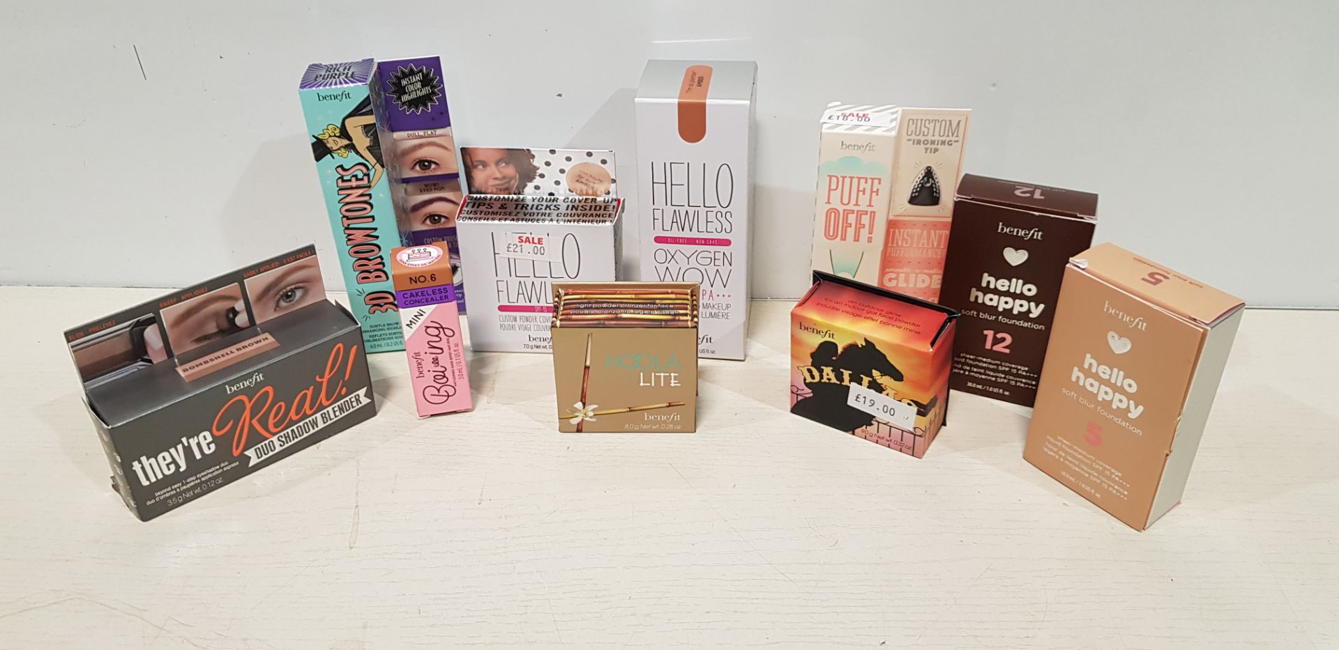 10 PIECE BRAND NEW MIXED BENEFIT MAKE UP LOT CONTAINING PUFFOFF UNDEREYE GEL / HOOLA LIGHT