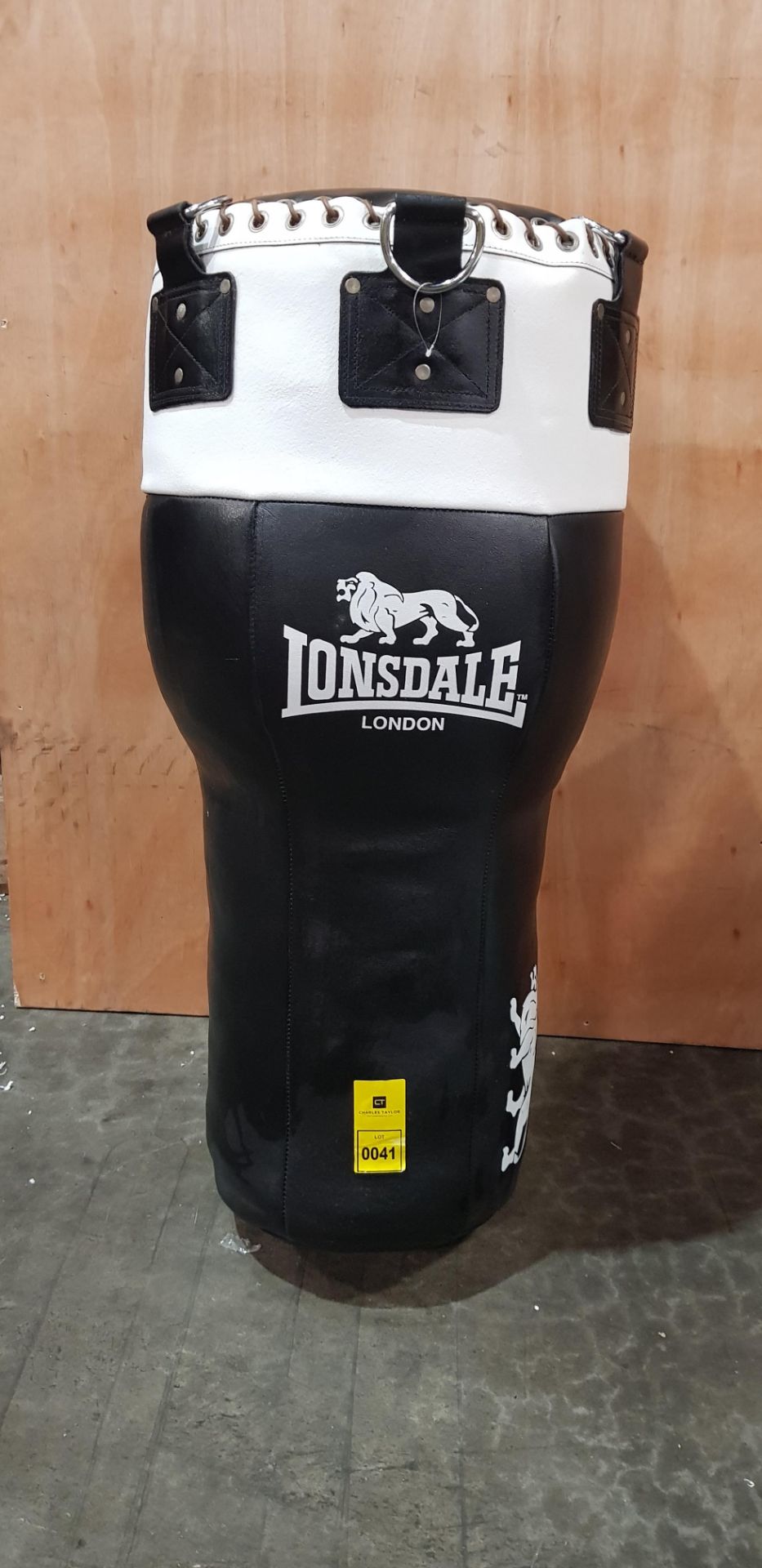 1 X LONSDALE LEATHER ANGLED PUNCH BAG - 32 KG - IN BLACK AND WHITE - (PLEASE NOTE SOME SCUFFS AND