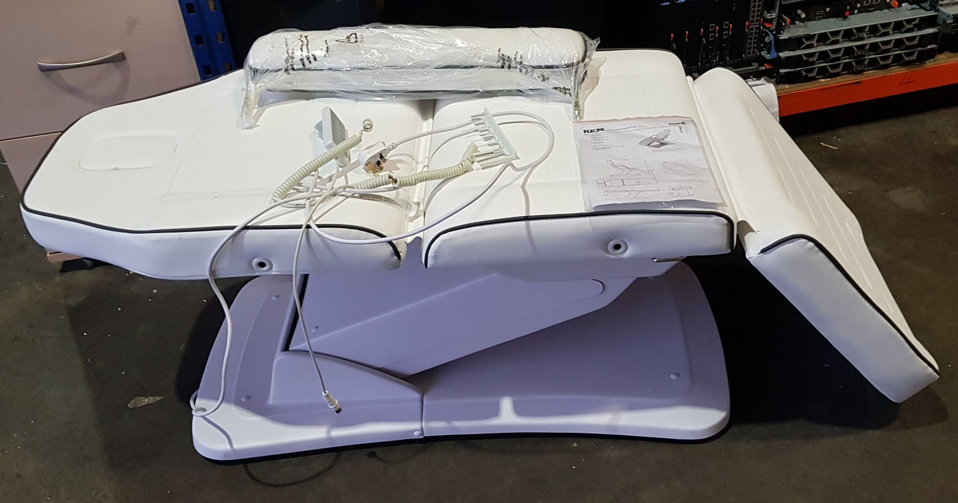 1 X REM EXCEL 3 MOTOR MASSAGE COUCH ( PLEASE NOTE THIS IS CUSTOMER RETURN ) ( PLEASE NOTE WILL