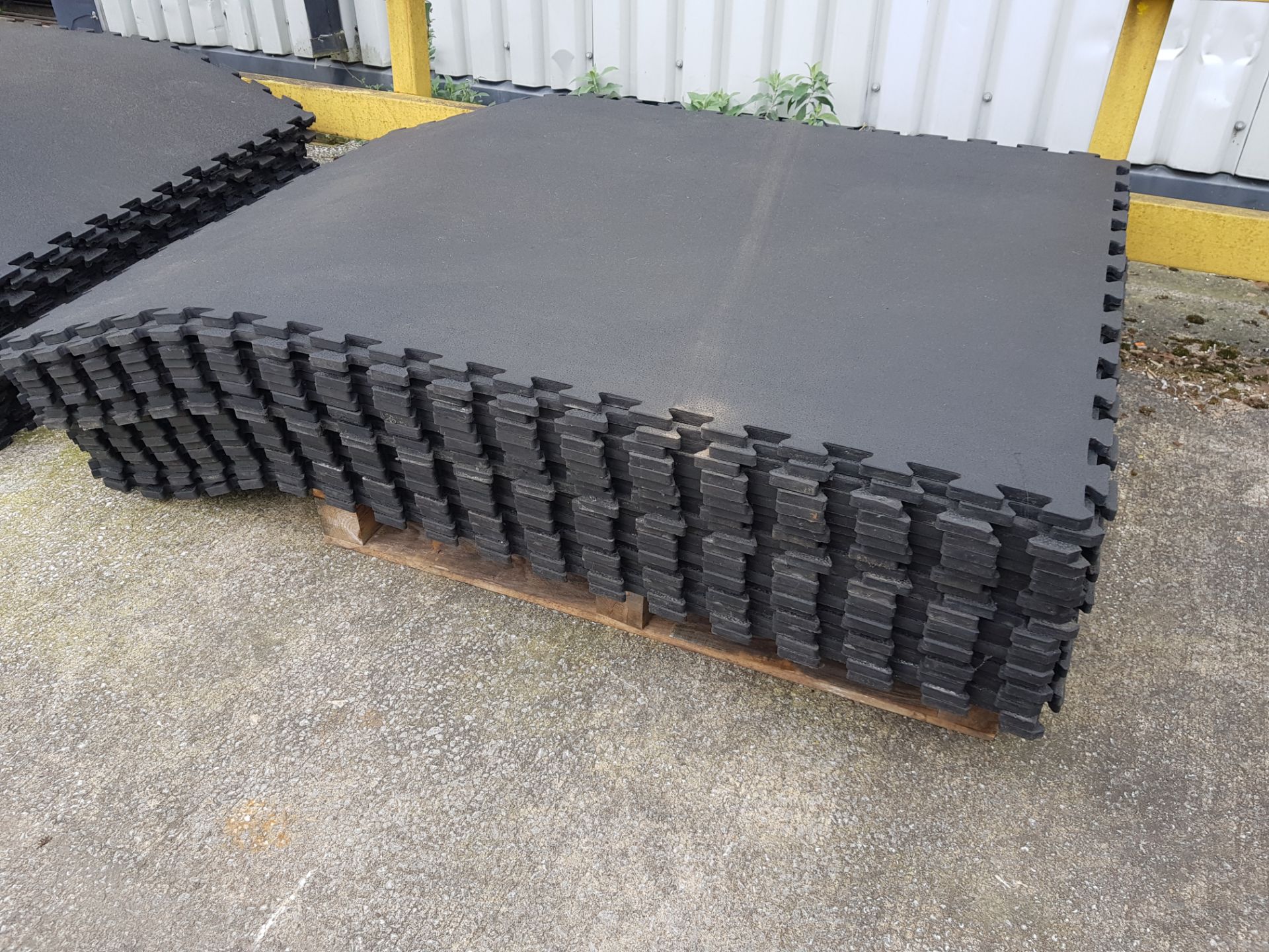 20 X HEAVY DUTY INTERLOCKING RUBBER GYM FLOOR MATS ( SIZE OF 1 MAT = 180 CM LENGTH X 120 CM WIDTH - Image 4 of 4