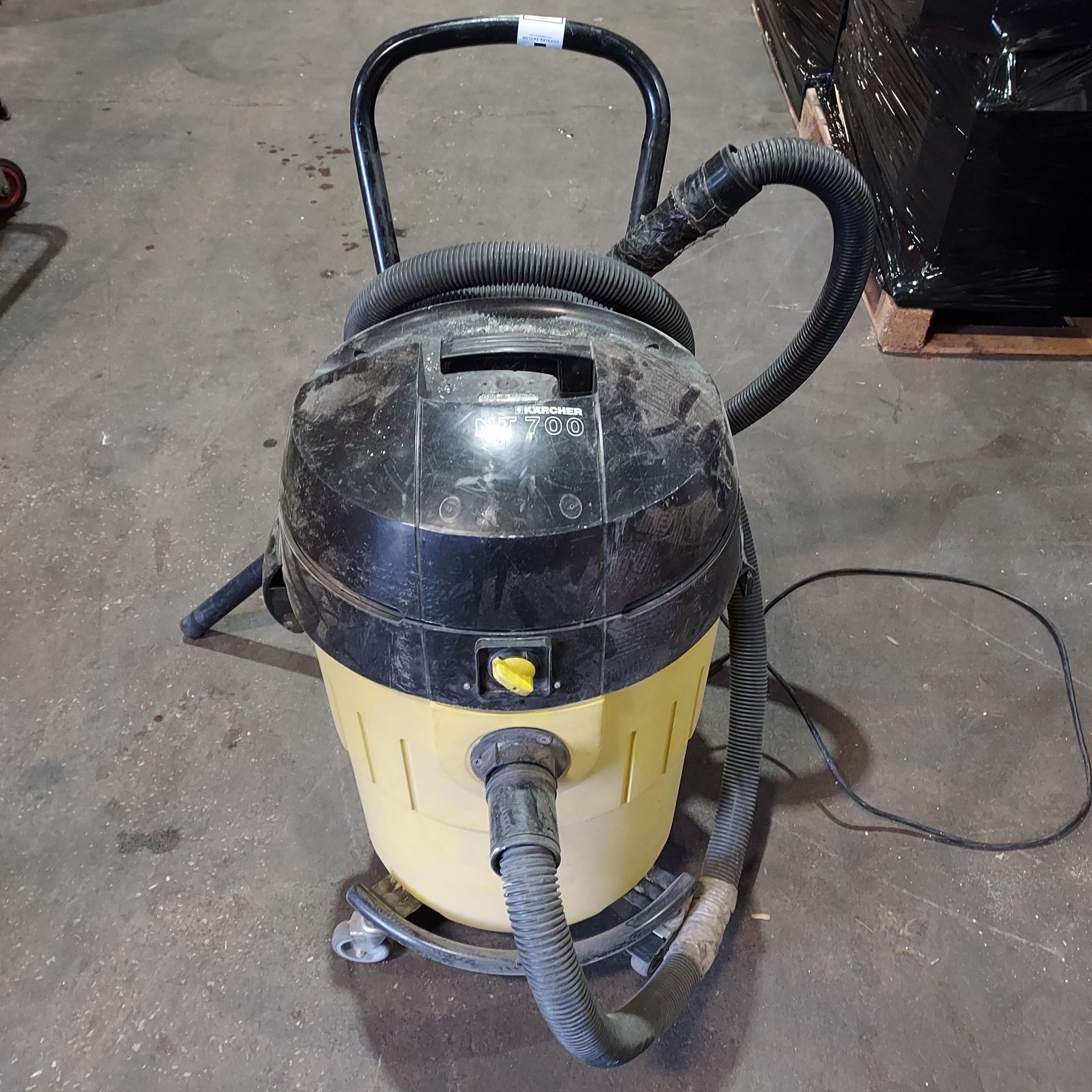 1 X USED COMMERCIAL KARCHER NT700 VACUUM - ON STAND WITH WHEELS
