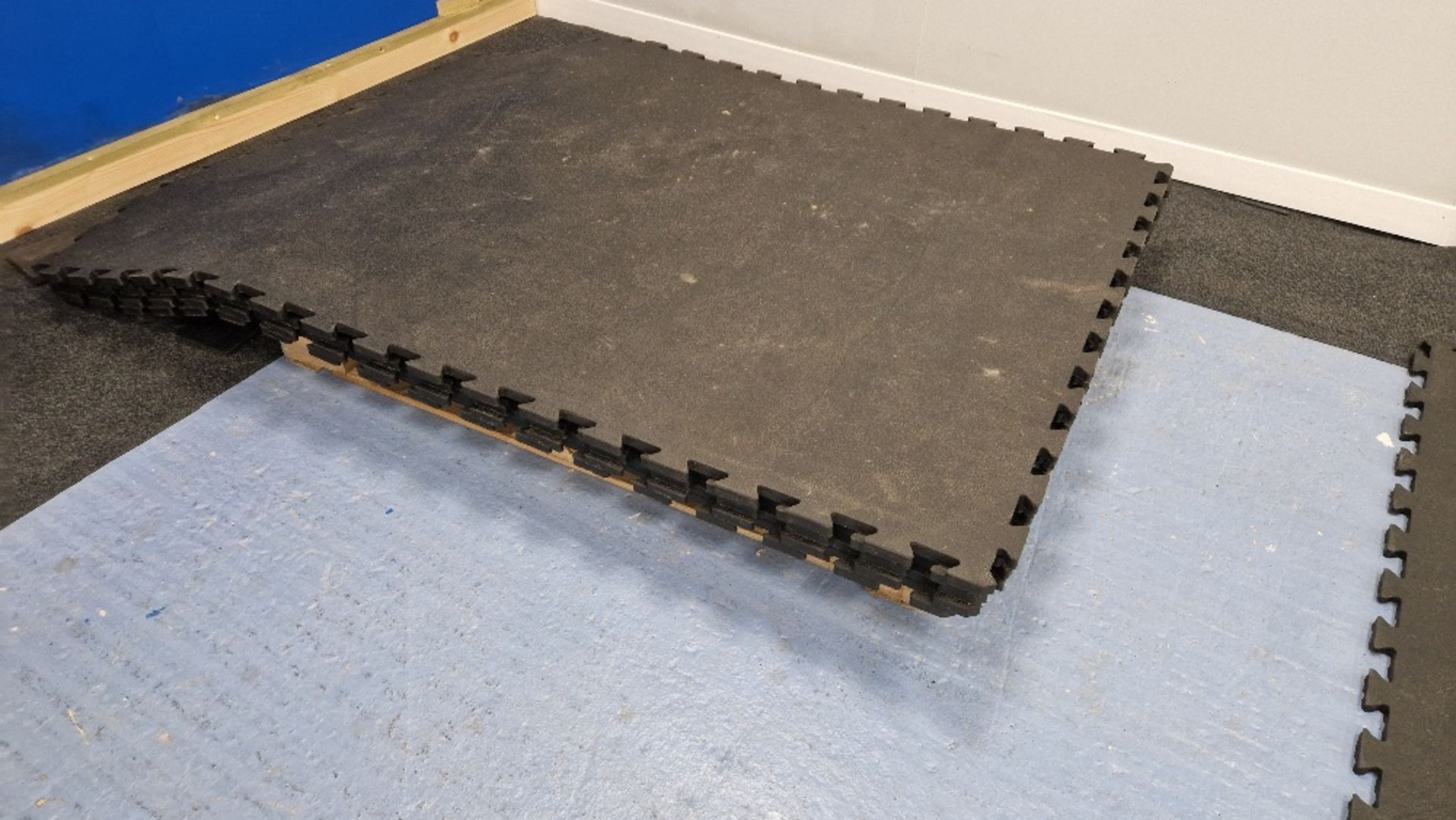 20 X HEAVY DUTY INTERLOCKING RUBBER GYM FLOOR MATS ( SIZE OF 1 MAT = 180 CM LENGTH X 120 CM WIDTH - Image 3 of 4