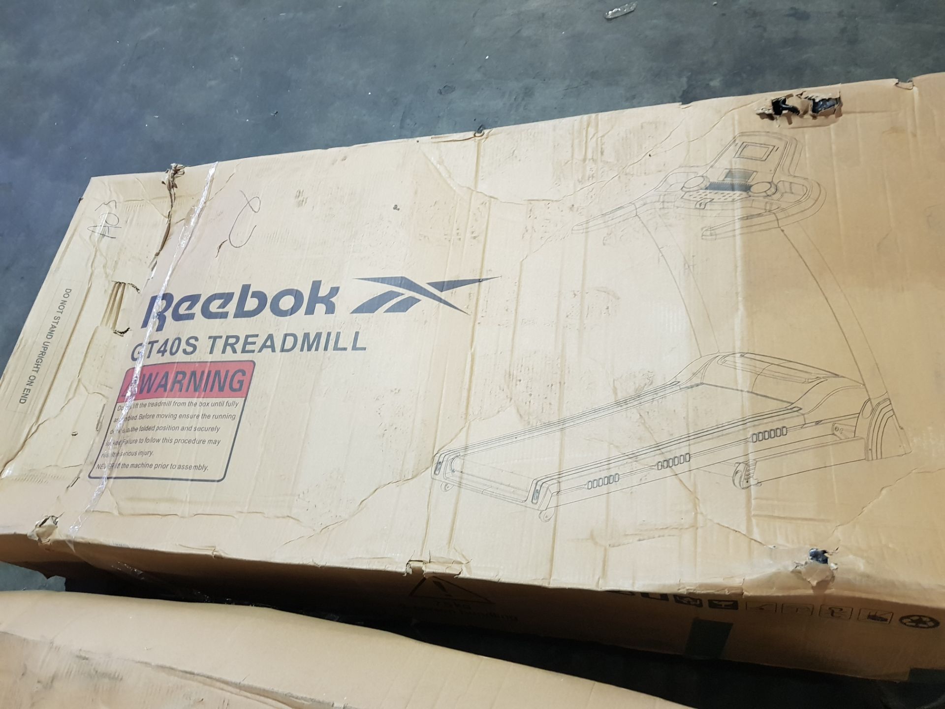 1 X BRAND NEW IN BOX REEBOK GT40S TREADMILL - NET WEIGHT 65.5KG - DIMENSIONS 168L , 82W , 29.9 H - Image 2 of 2