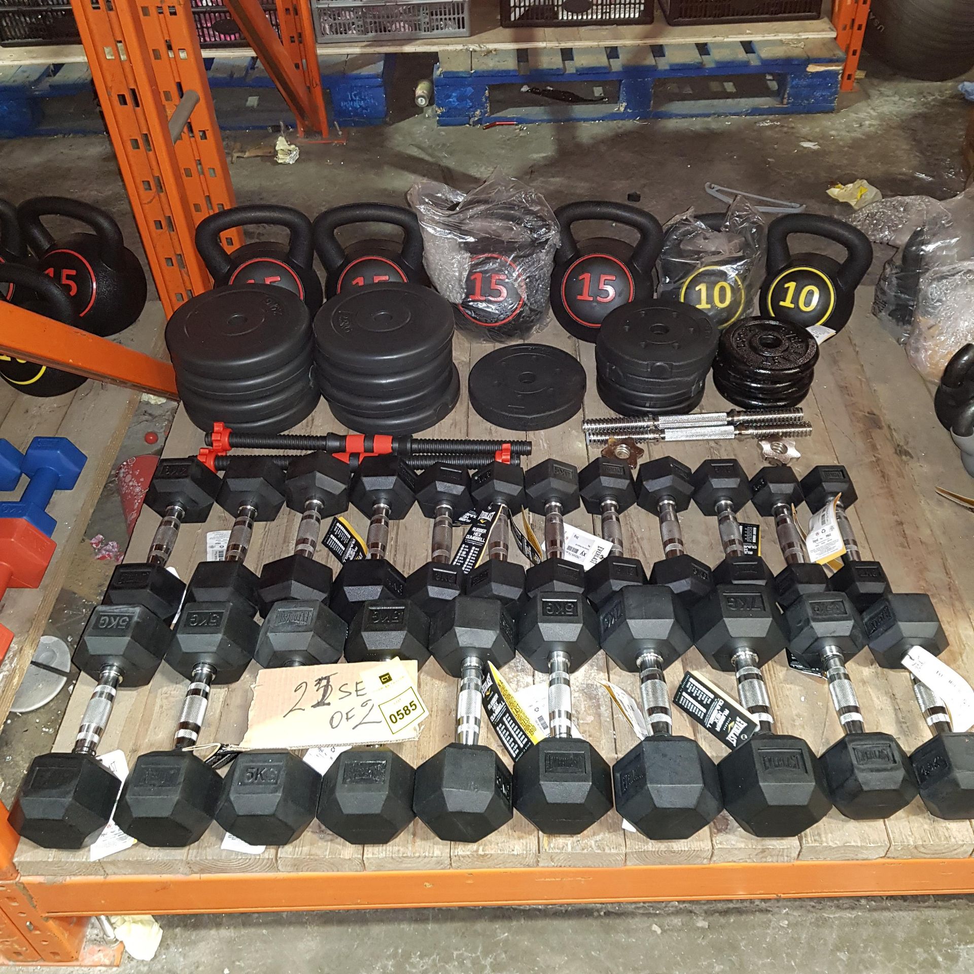 44 PIECE MIXED GYM LOT CONTAINING EVERLAST RUBBER HEX SETS OF 2 DUMBELLS - 3 KG / 5 KG / 7 KG KETTLE