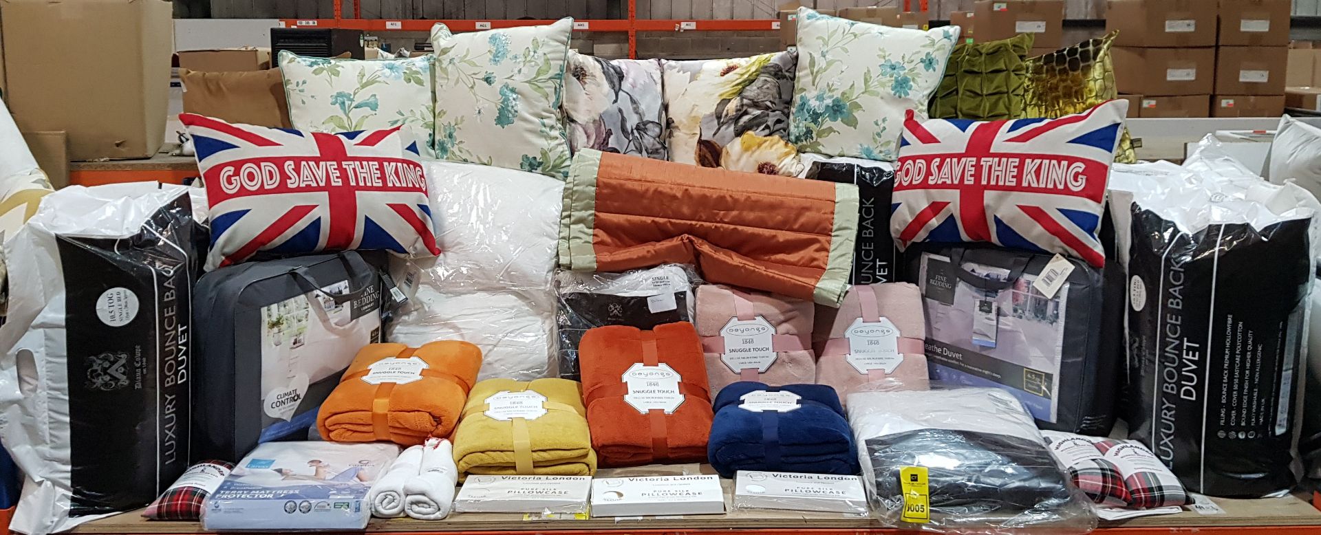 30+ BRAND NEW MIXED BEDDING LOT THIS INCLUDES THE FINE BEDDING COMPANY BREATHE PILLOWS SIZE 74 X