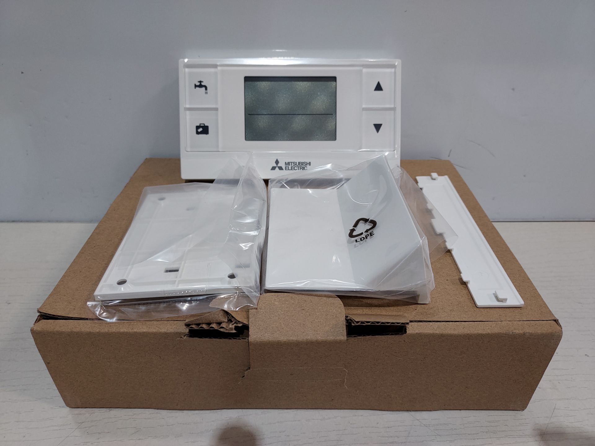5 X BRAND NEW MITSUBISHI ELECTRIC AIR TO WATER WIRELESS REMOTE CONTROLLERS (MODEL : PAR - WT50R-