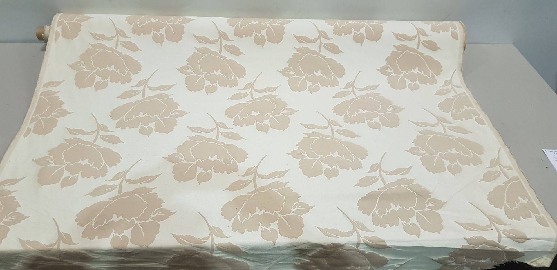 1 X ONE ROLL OF JACQAURD CURTAIN FABRIC BRAND - BEAMONT DESIGN - PEONY COLOURWAY - VANILLA WIDTH 137