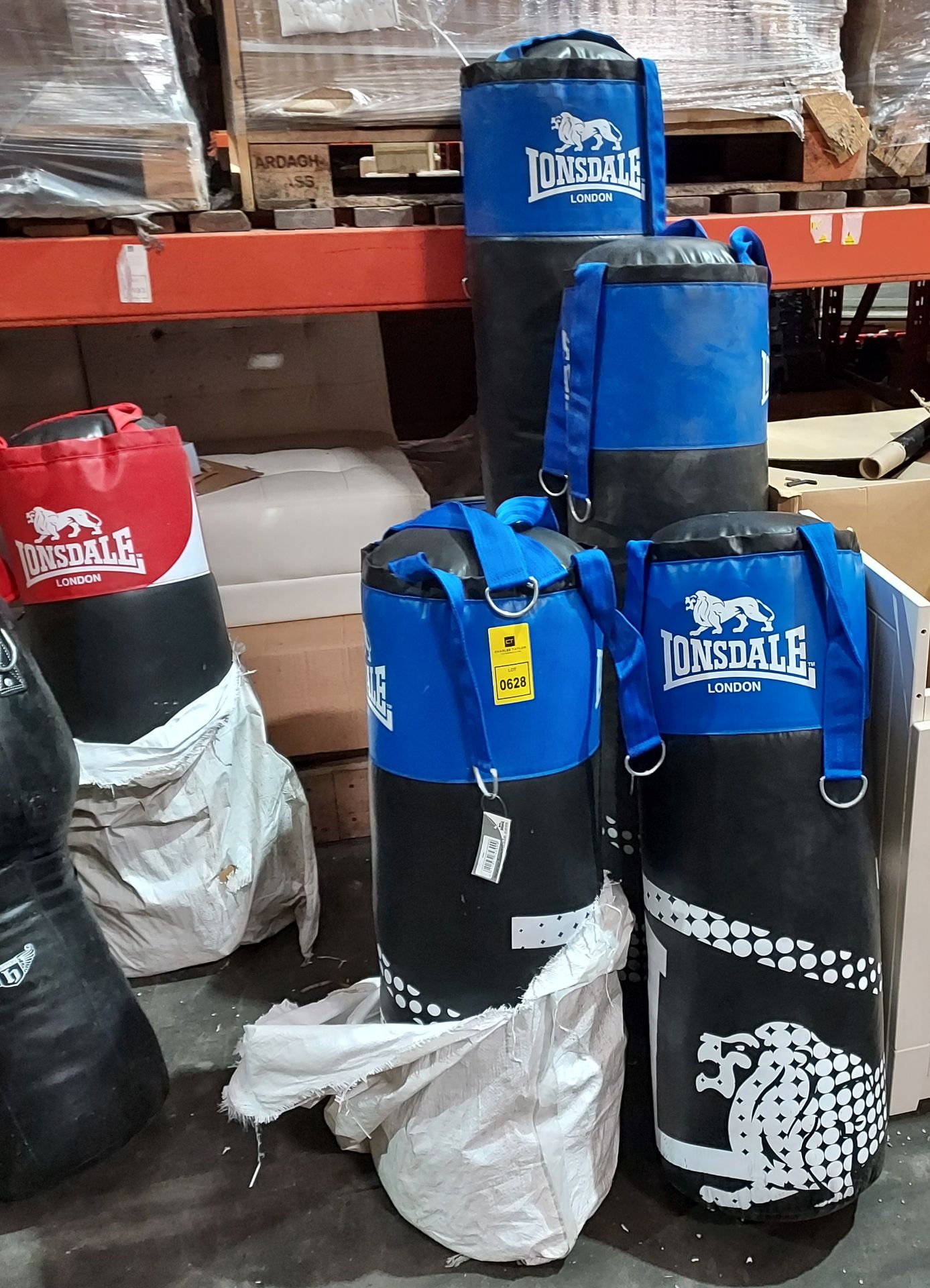 4 PIECE MIXED BOXING LOT CONTAINIG 1 X LONSDALE 5 FT BOXING BAG / 1 X LONSDALE 4 FT BOXING BAG / 2 X