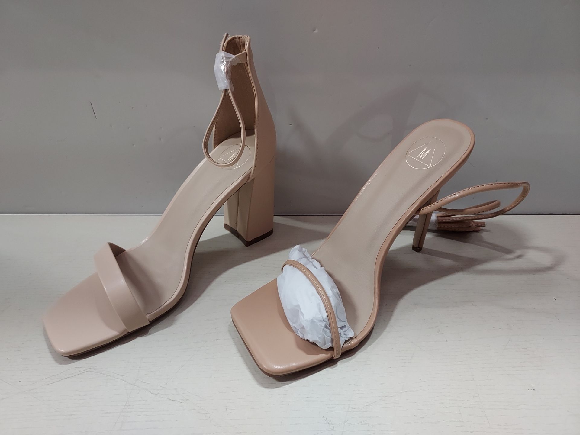 20 X BRAND NEW MIXED MISSGUIDED WOMANS SHOES TO INCLUDE SQUARE TOE HIGH HEEL TIE UP SANDALS / HIGH