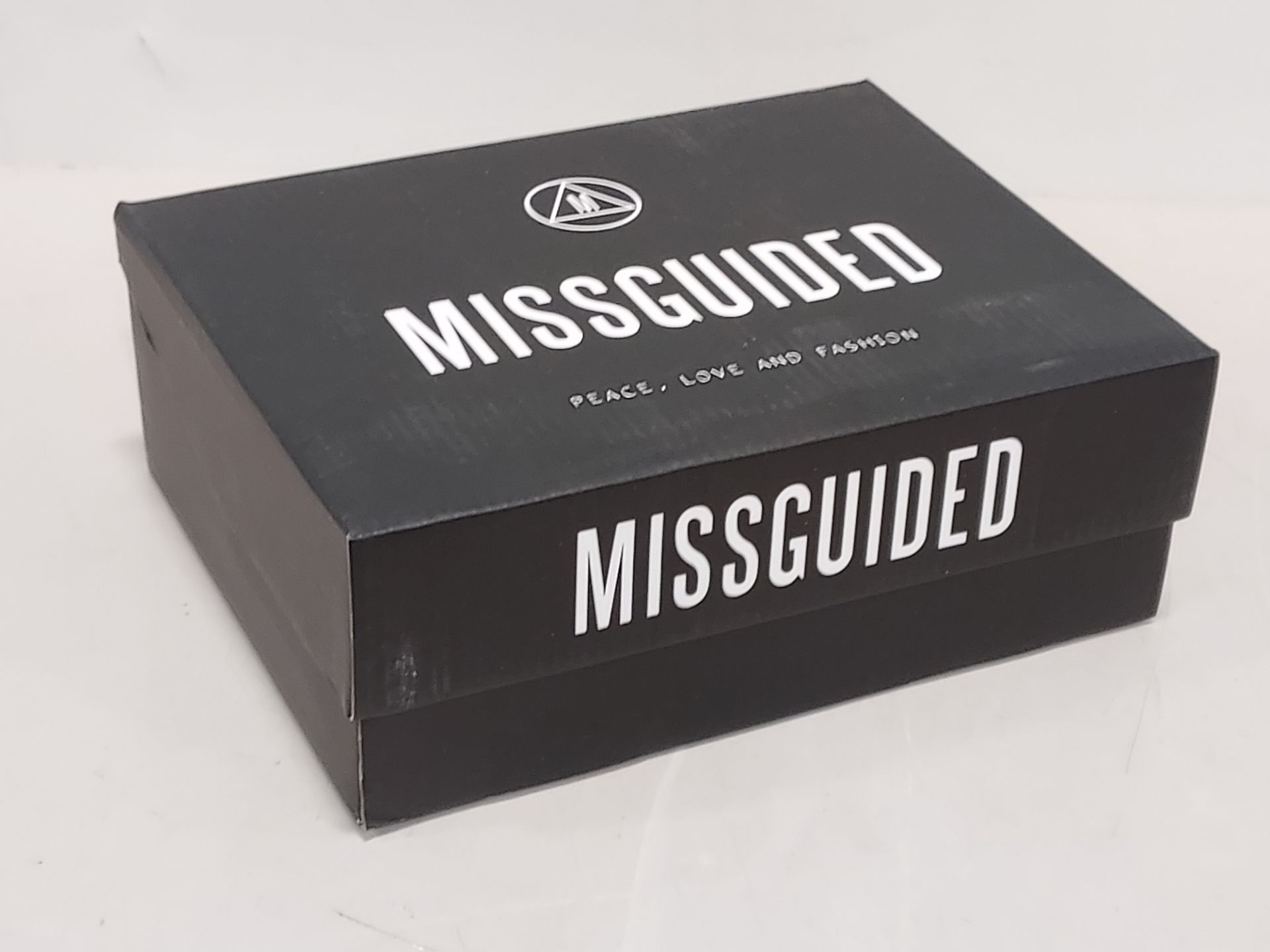 20 X BRAND NEW MIXED MISSGUIDED WOMANS SHOES TO INCLUDE CROCHET TIE UP HEELED SANDALS / QUILTED - Image 2 of 2