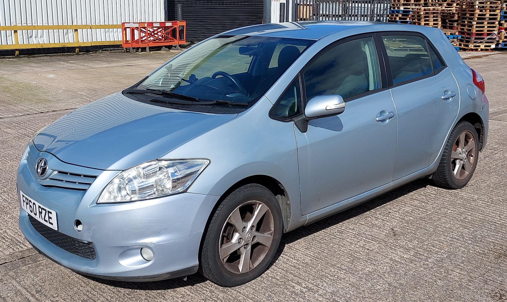 BLUE TOYOTA AURIS TR D-4D DIESEL 5 DOOR HATCHBACK 1364CC FIRST REGISTERED 29/1/2011 REG: FP60RZE - Image 2 of 9