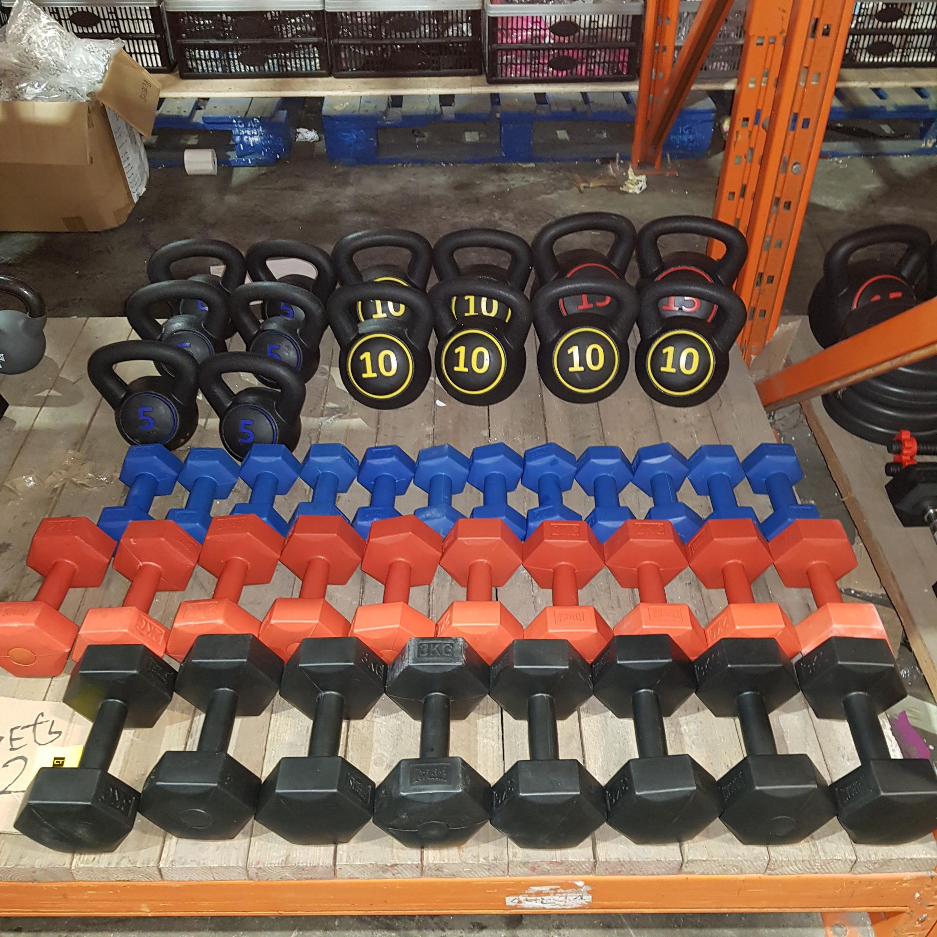 44 PIECE MIXED GYM LOT CONTAINING EVERLAST PLASTIC SETS OF 2 DUMBELLS - 1 KG / 2 KG / 3 KG KETTLE