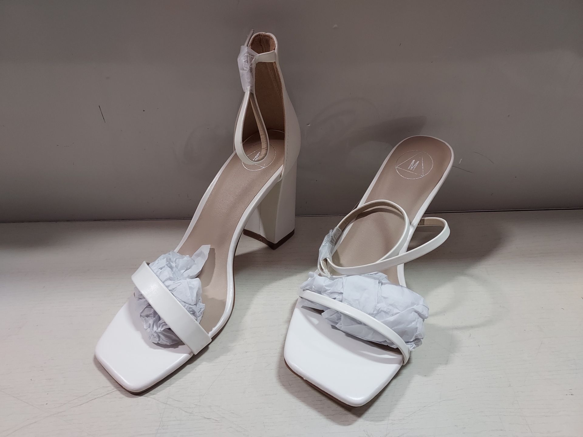 20 X BRAND NEW MIXED MISSGUIDED WOMANS SHOES TO INCLUDE BARELY THERE LOW HEEL SANDALS / WF BARELY