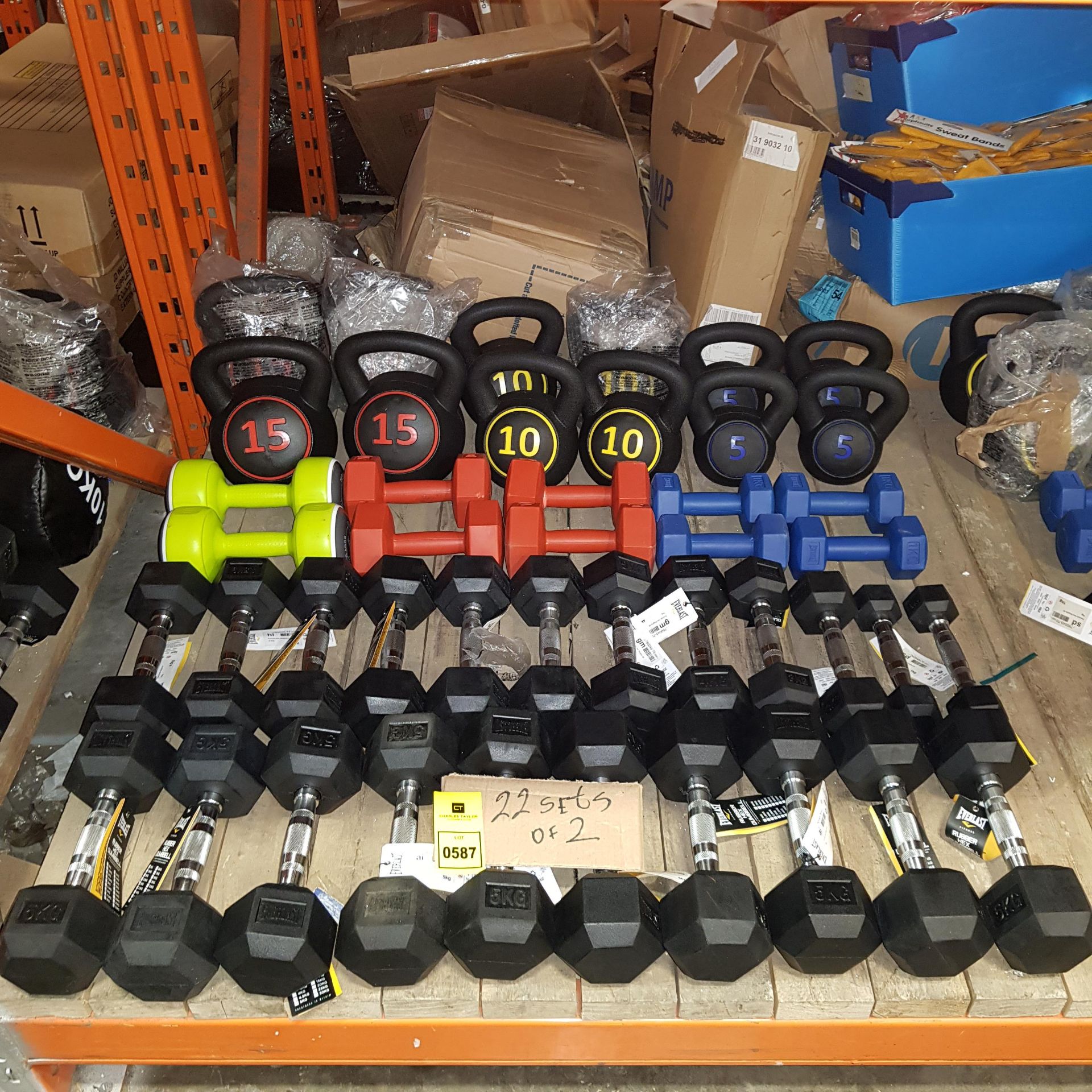 44 PIECE MIXED GYM LOT CONTAINING EVERLAST RUBBER HEX SETS OF 2 DUMBELLS - 3 KG / 5 KG / KETTLE