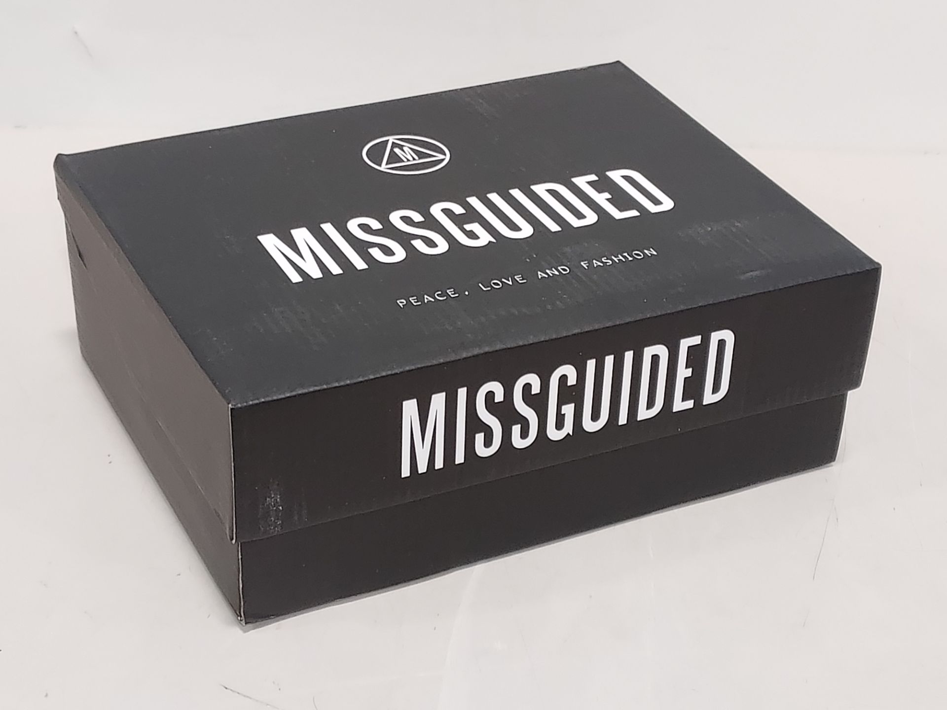 20 X BRAND NEW MIXED MISSGUIDED WOMANS SHOES TO INCLUDE VELCRO STRAP GRANDAD SANDALS / BLOK HEEL TIE - Image 2 of 2