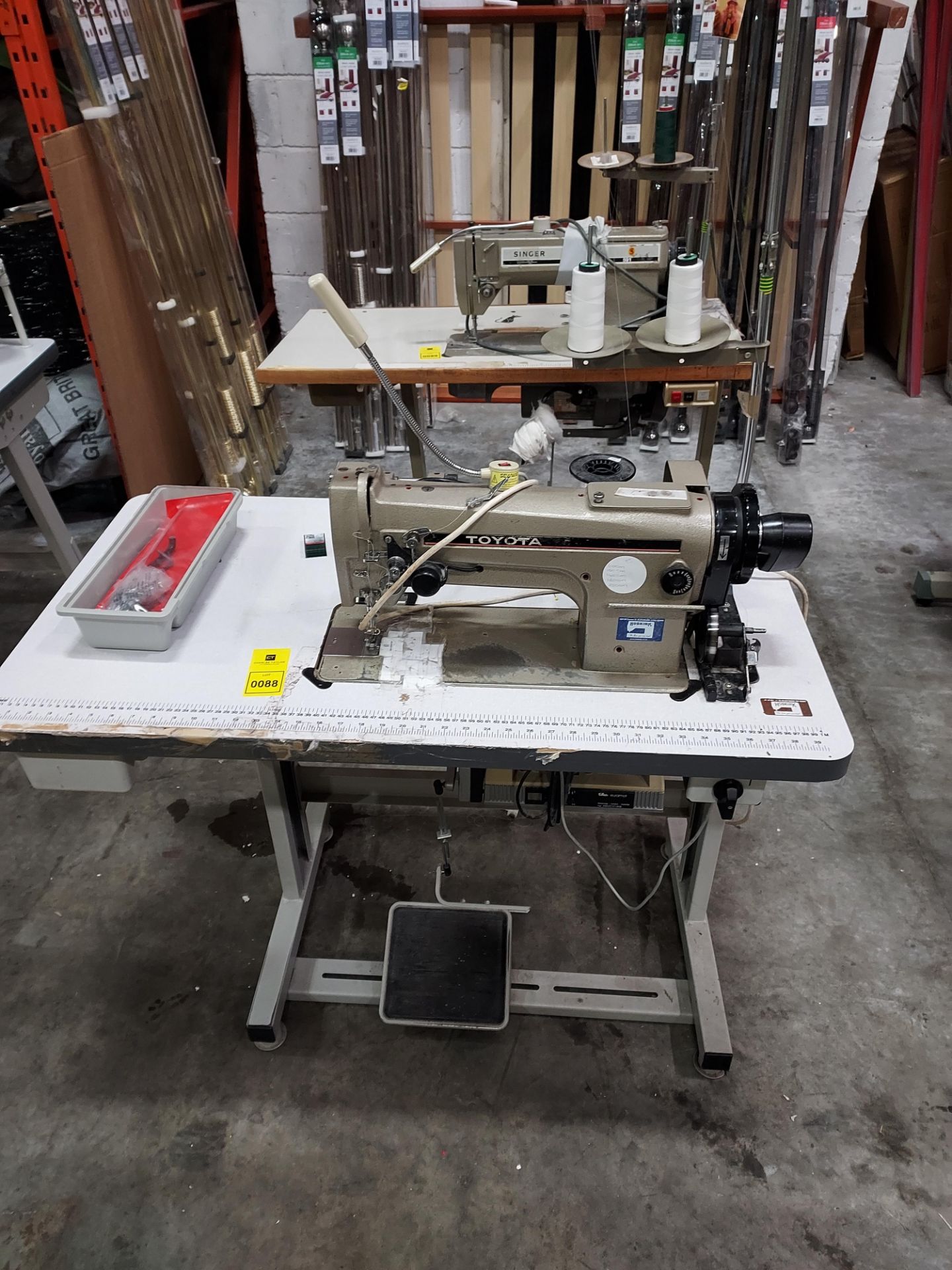 1 X TOYOTA ( AD320) WALKING FOOT NEEDLE FEED INDUSTRIAL SEWING MACHINE - WITH FOOTPEDAL AND TABLE