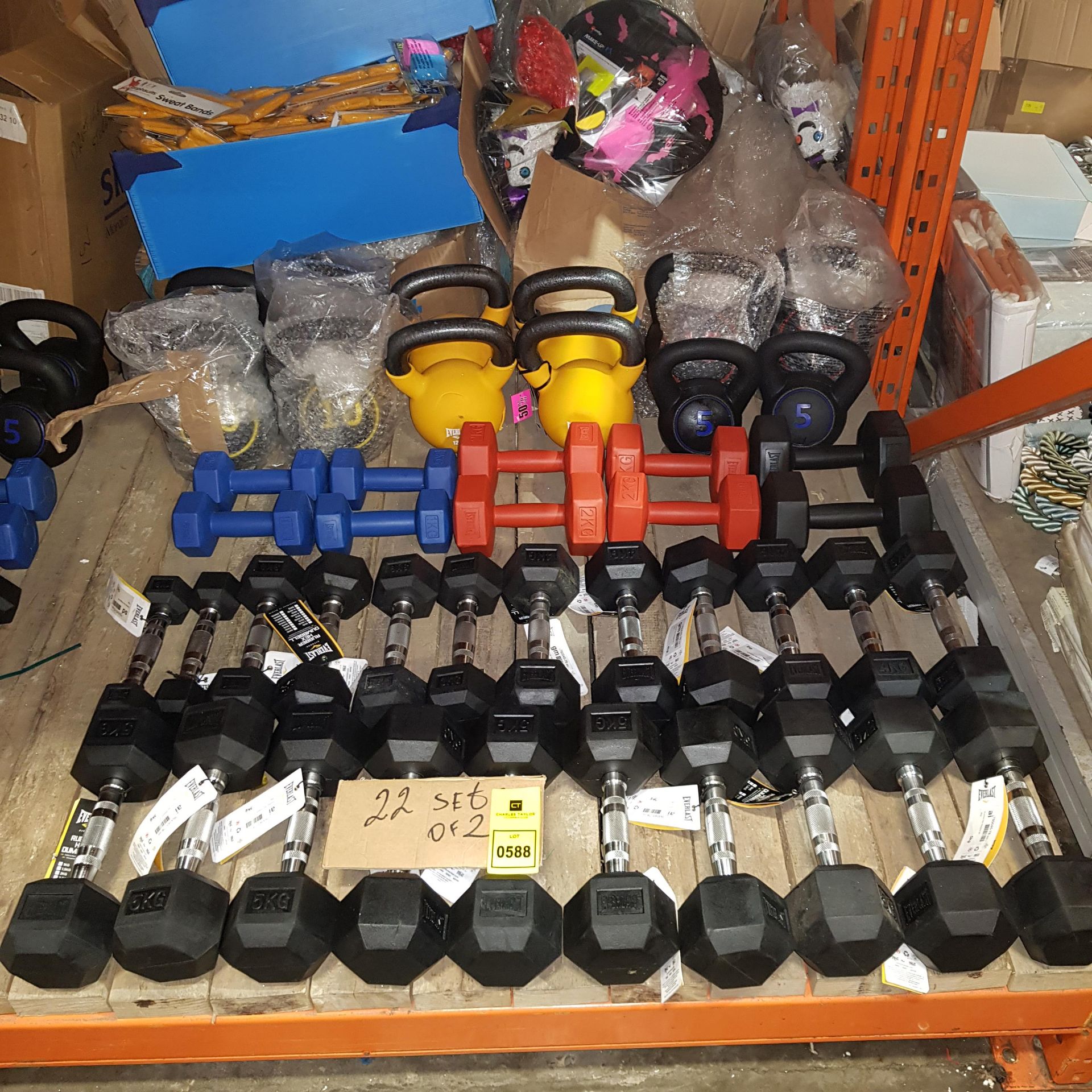 44 PIECE MIXED GYM LOT CONTAINING EVERLAST RUBBER HEX SETS OF 2 DUMBELLS - 3 KG / 5 KG / KETTLE