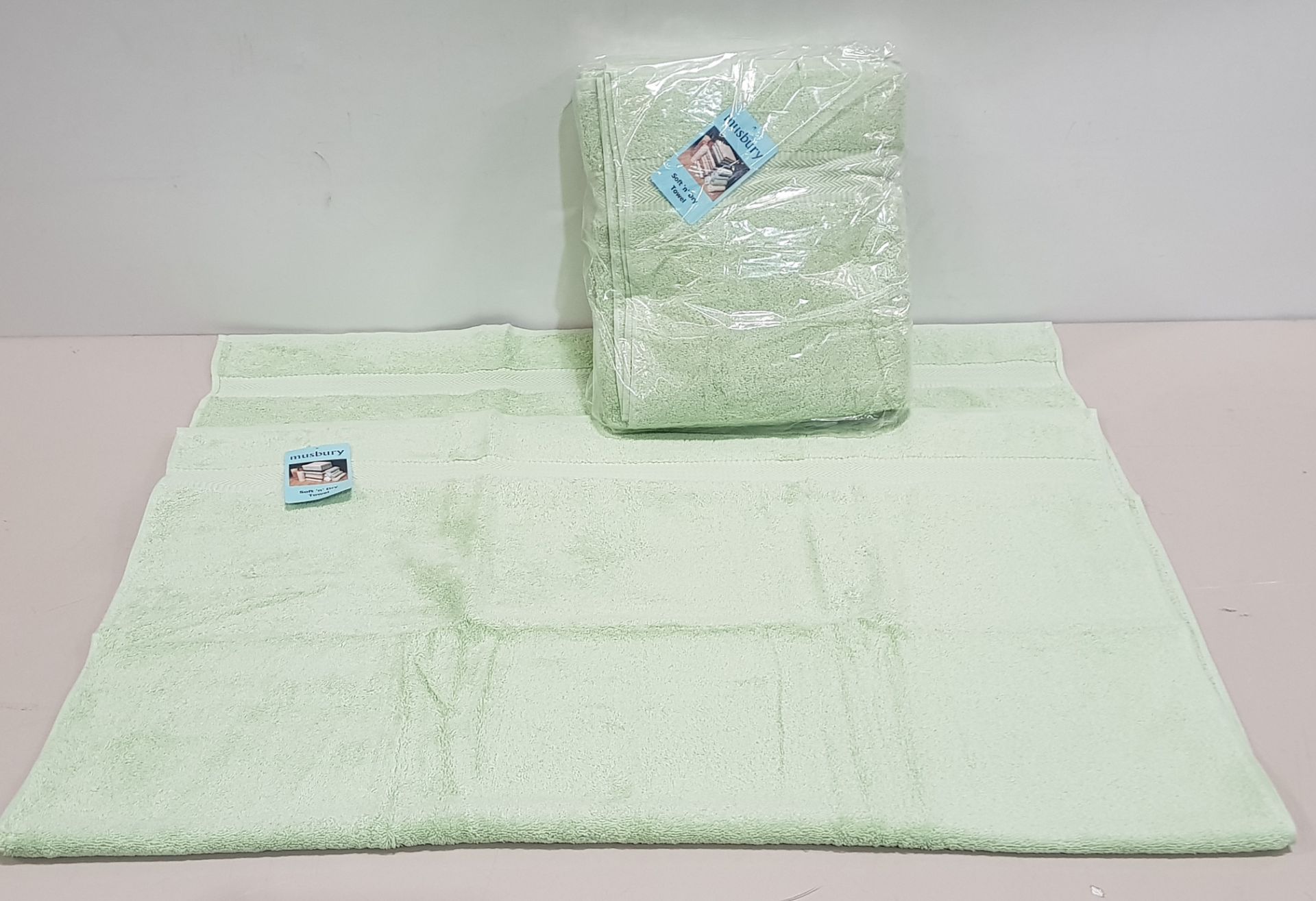20 X BRAND NEW MUSBURY SOFT 'N' DRY BATH TOWELS IN GREEN COLOUR (SIZE : 100 X 150 CM ) - IN 1 BOX