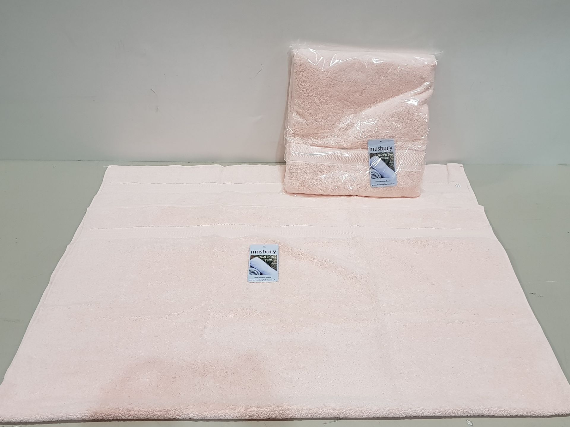 20 X BRAND NEW MUSBURY SOFT 'N' DRY BATH TOWELS IN PEACH COLOUR (SIZE : 100 X 150 CM ) - IN 2 BOX